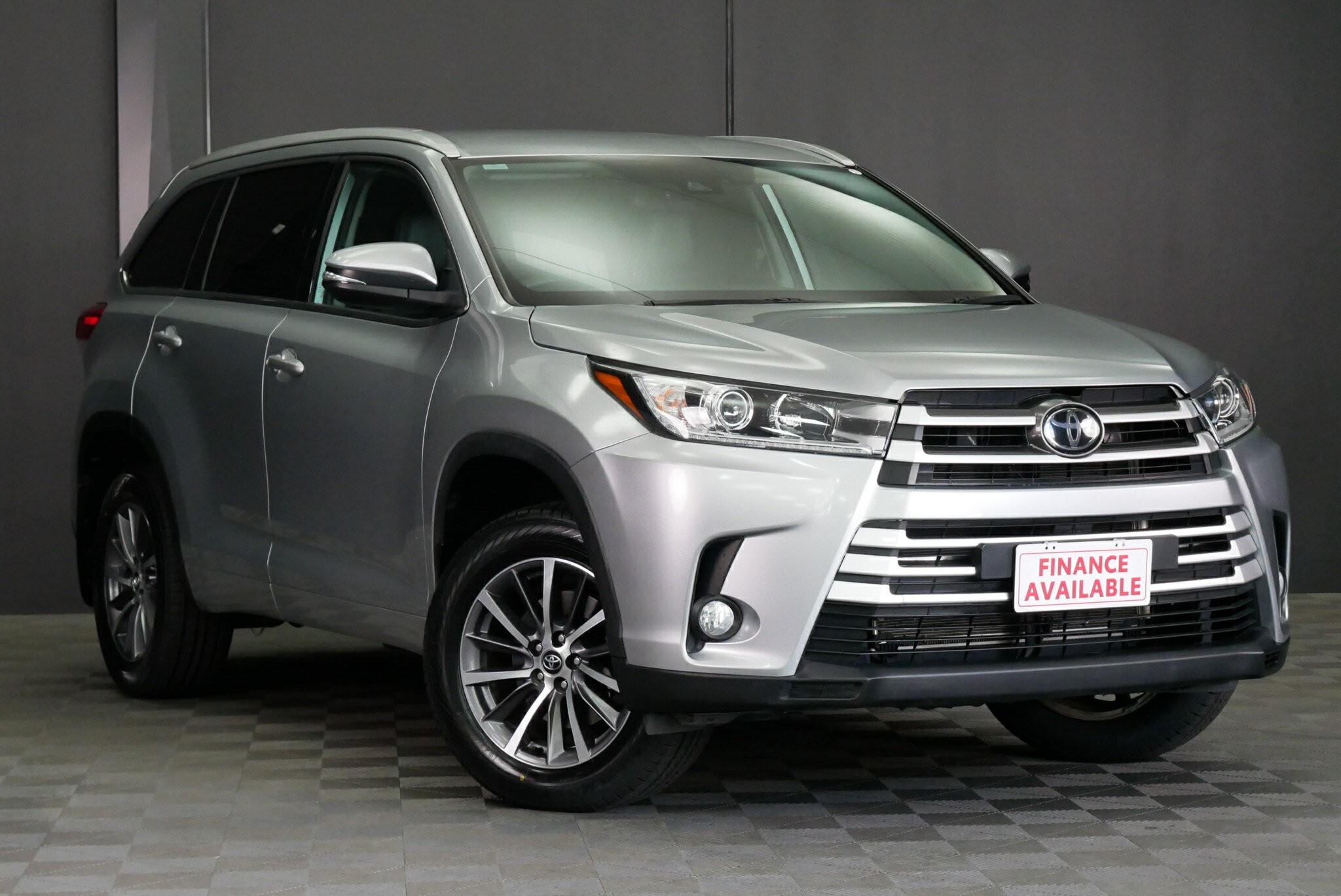 Toyota Kluger image 1