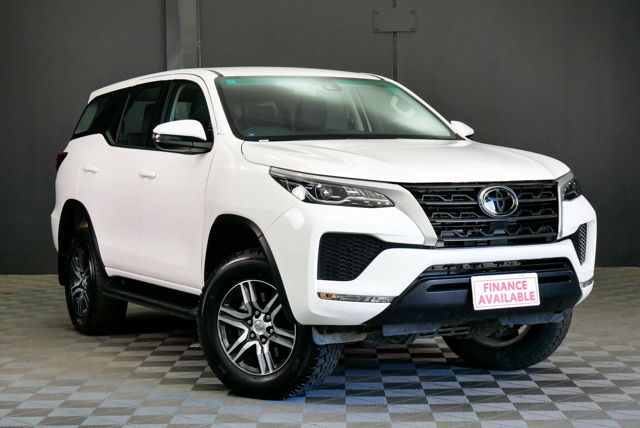 Toyota Fortuner image 1