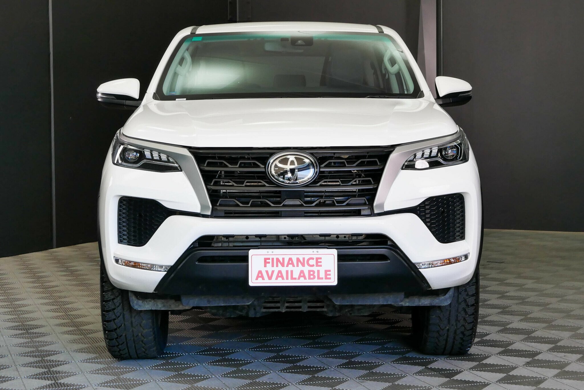 Toyota Fortuner image 2