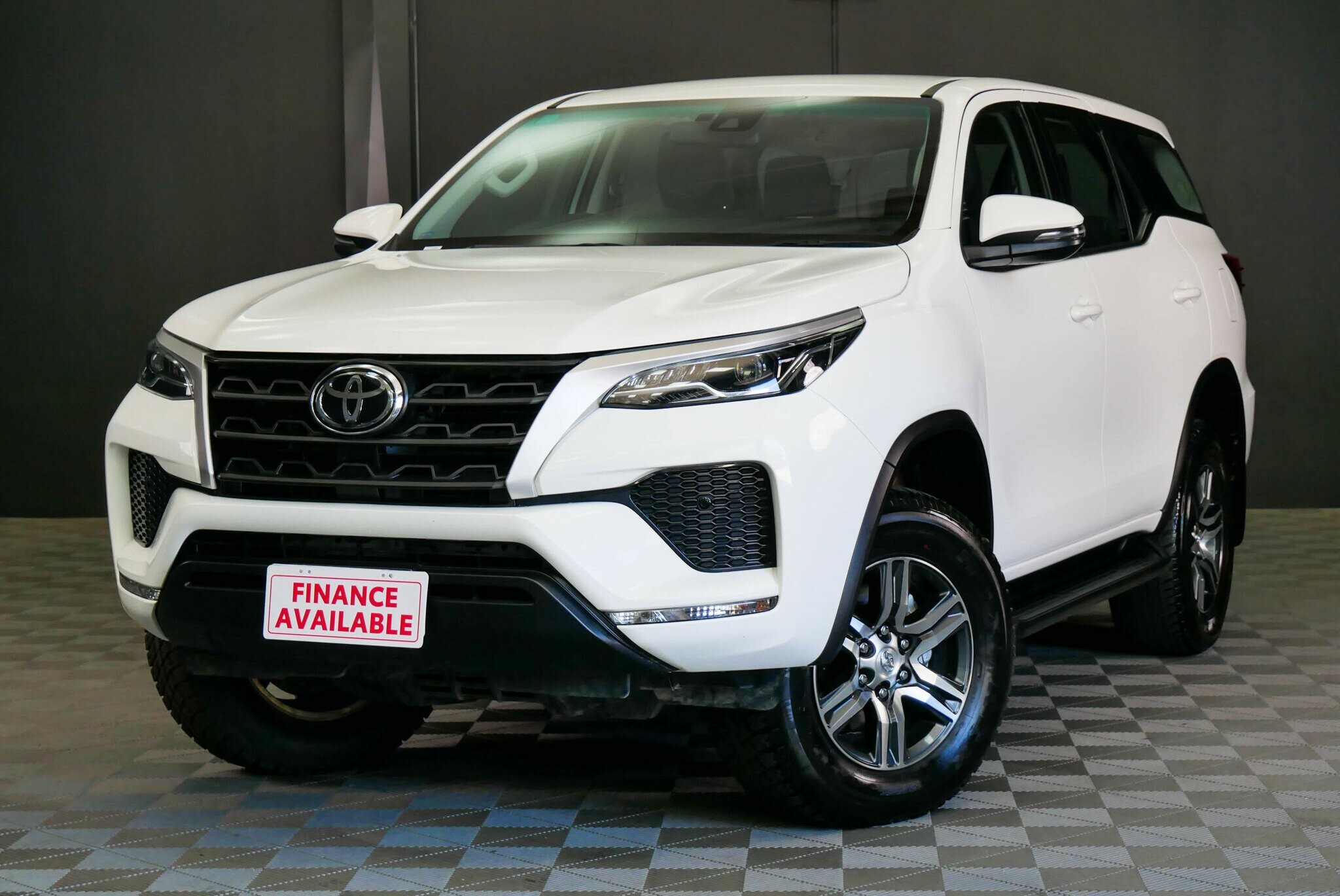 Toyota Fortuner image 3