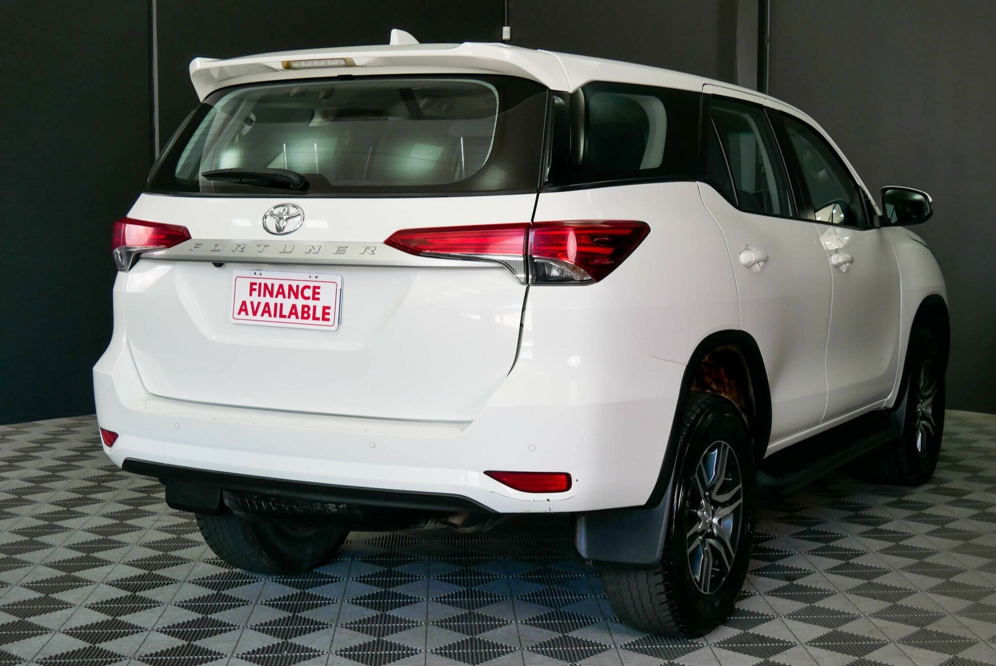 Toyota Fortuner image 4