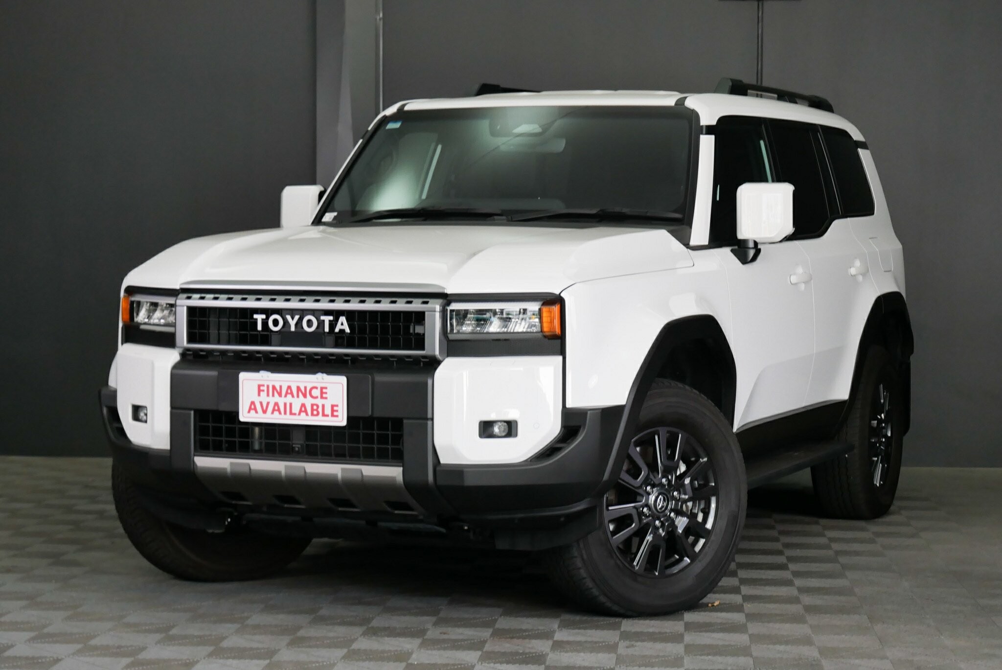 Toyota Landcruiser Prado image 3