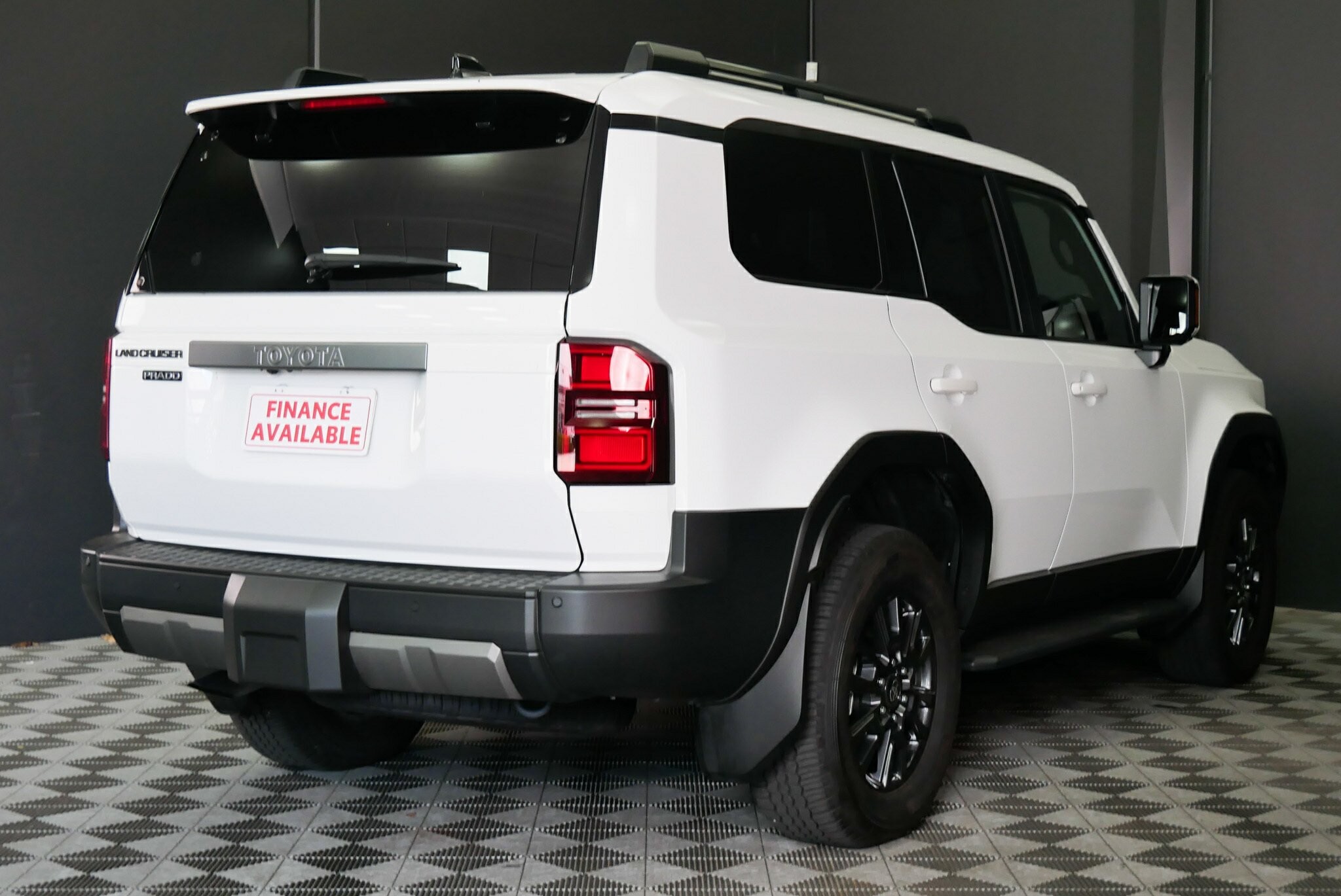 Toyota Landcruiser Prado image 4