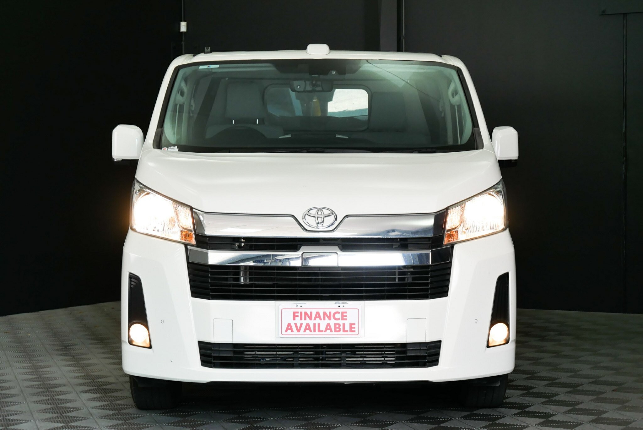Toyota Hiace image 2