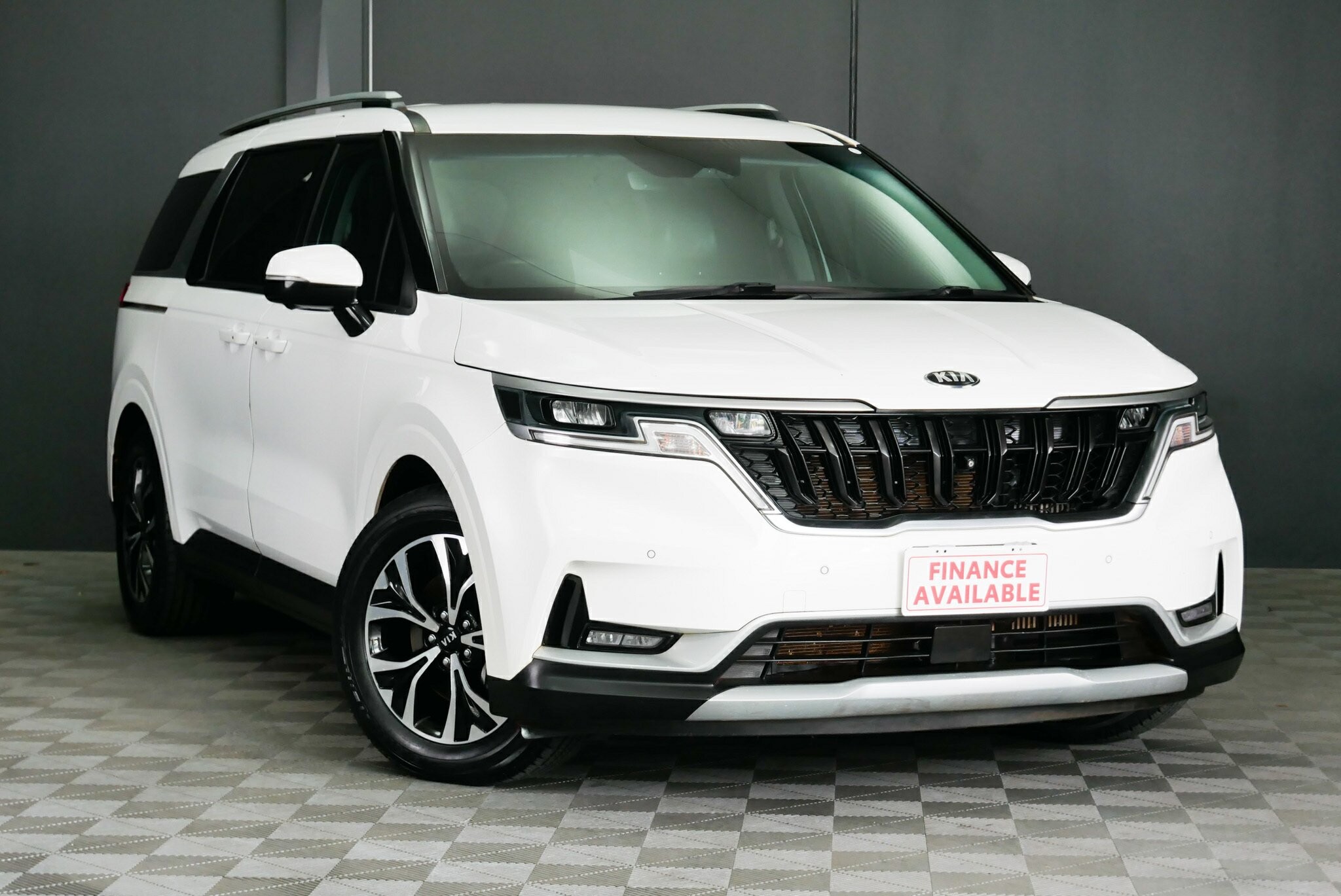 Kia Carnival image 1