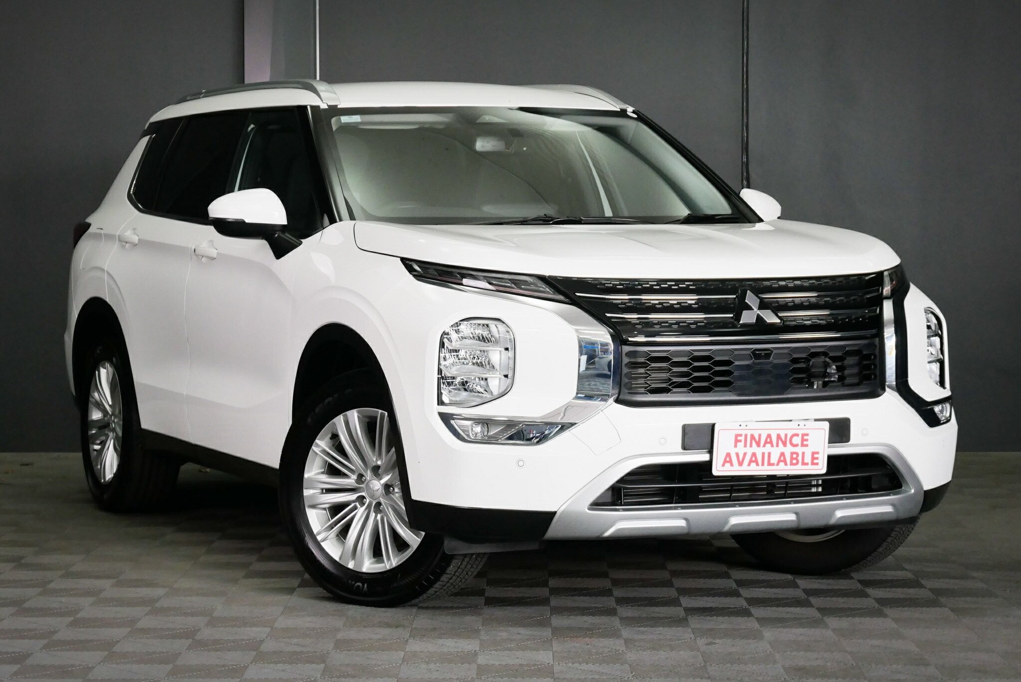 Mitsubishi Outlander image 1
