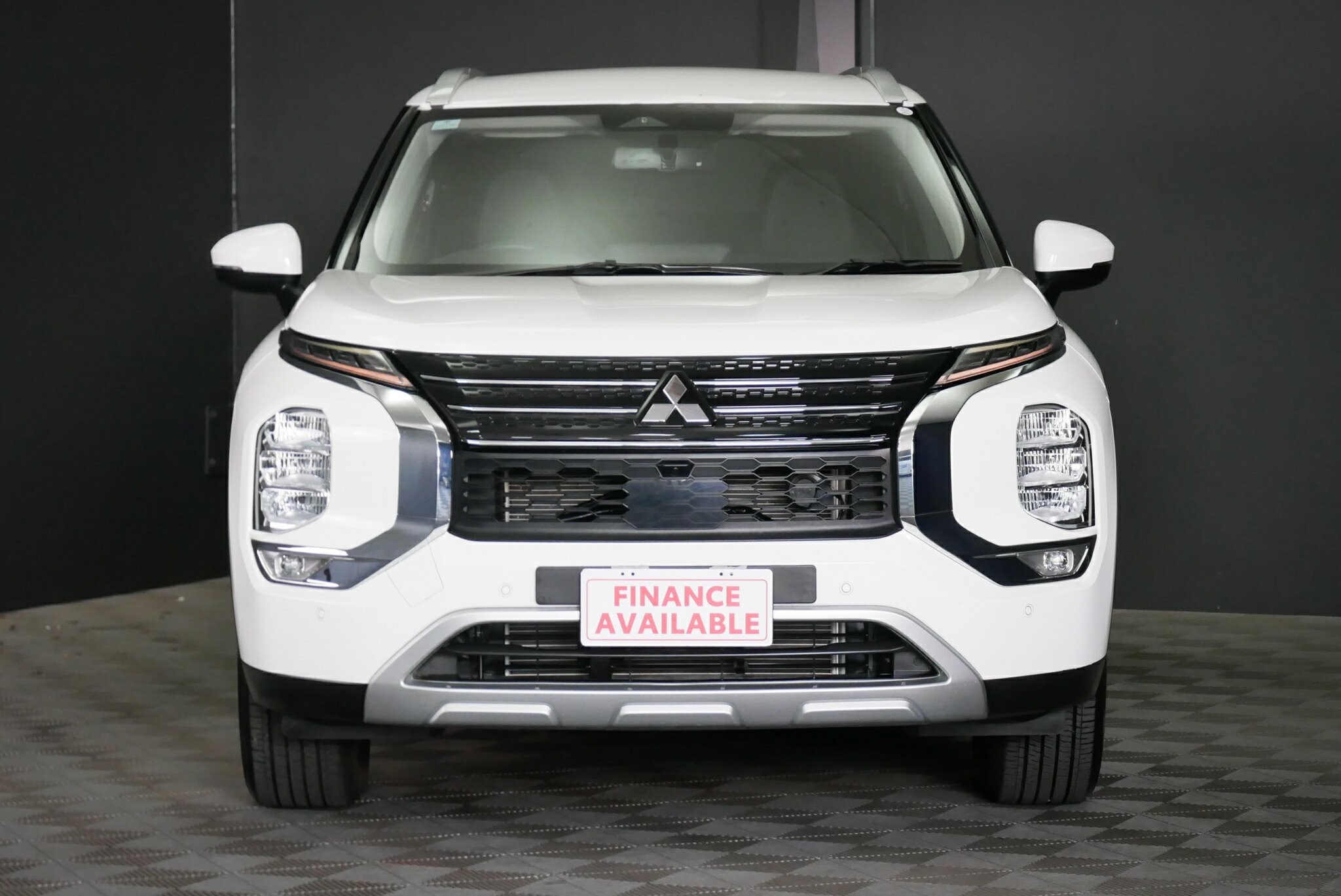 Mitsubishi Outlander image 2