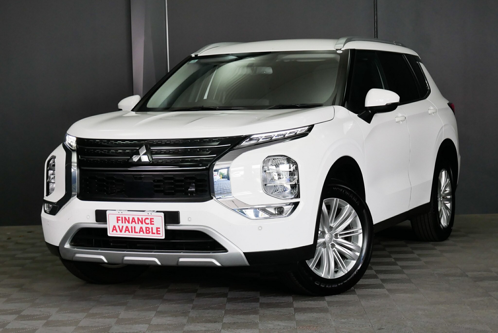 Mitsubishi Outlander image 3