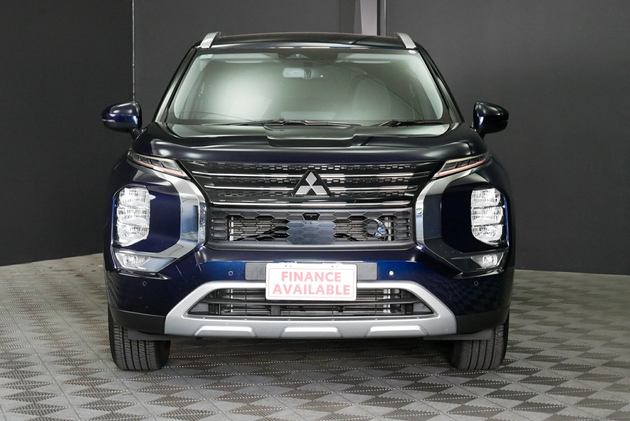 Mitsubishi Outlander image 2