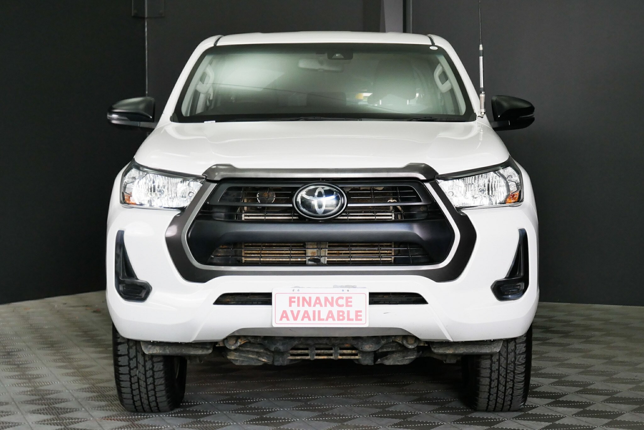 Toyota Hilux image 2