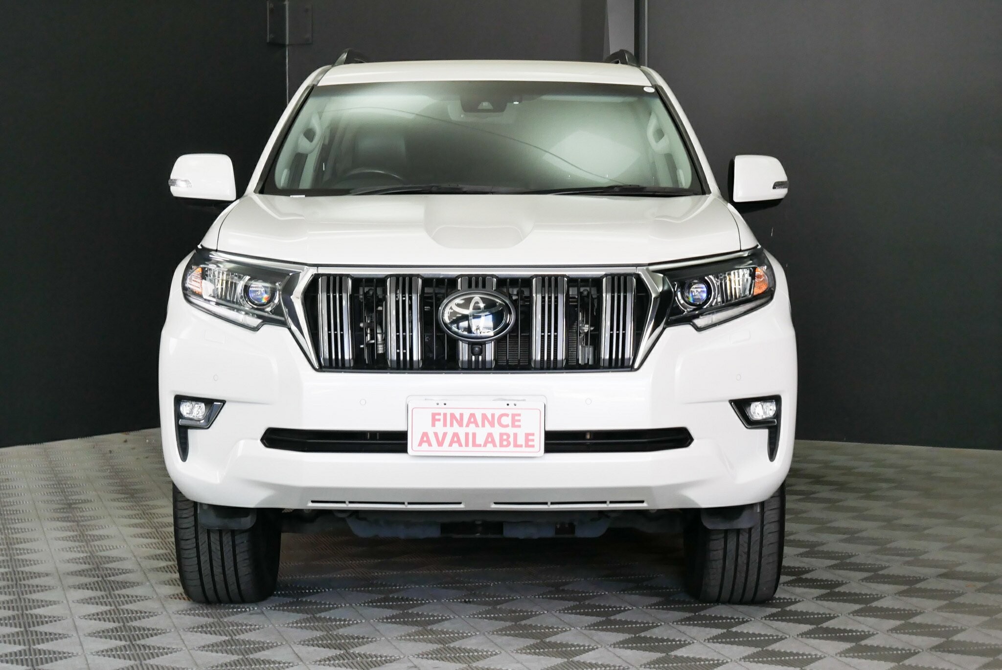 Toyota Landcruiser Prado image 2