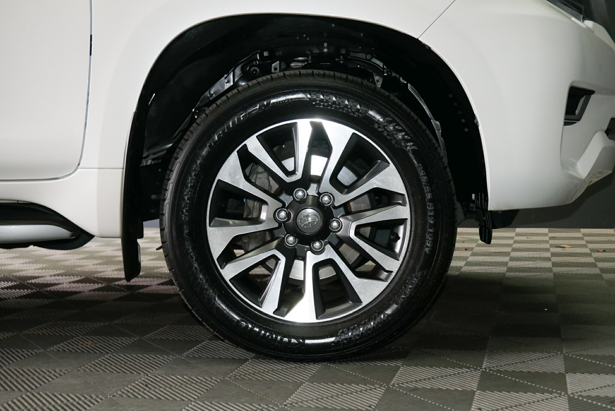 Toyota Landcruiser Prado image 4