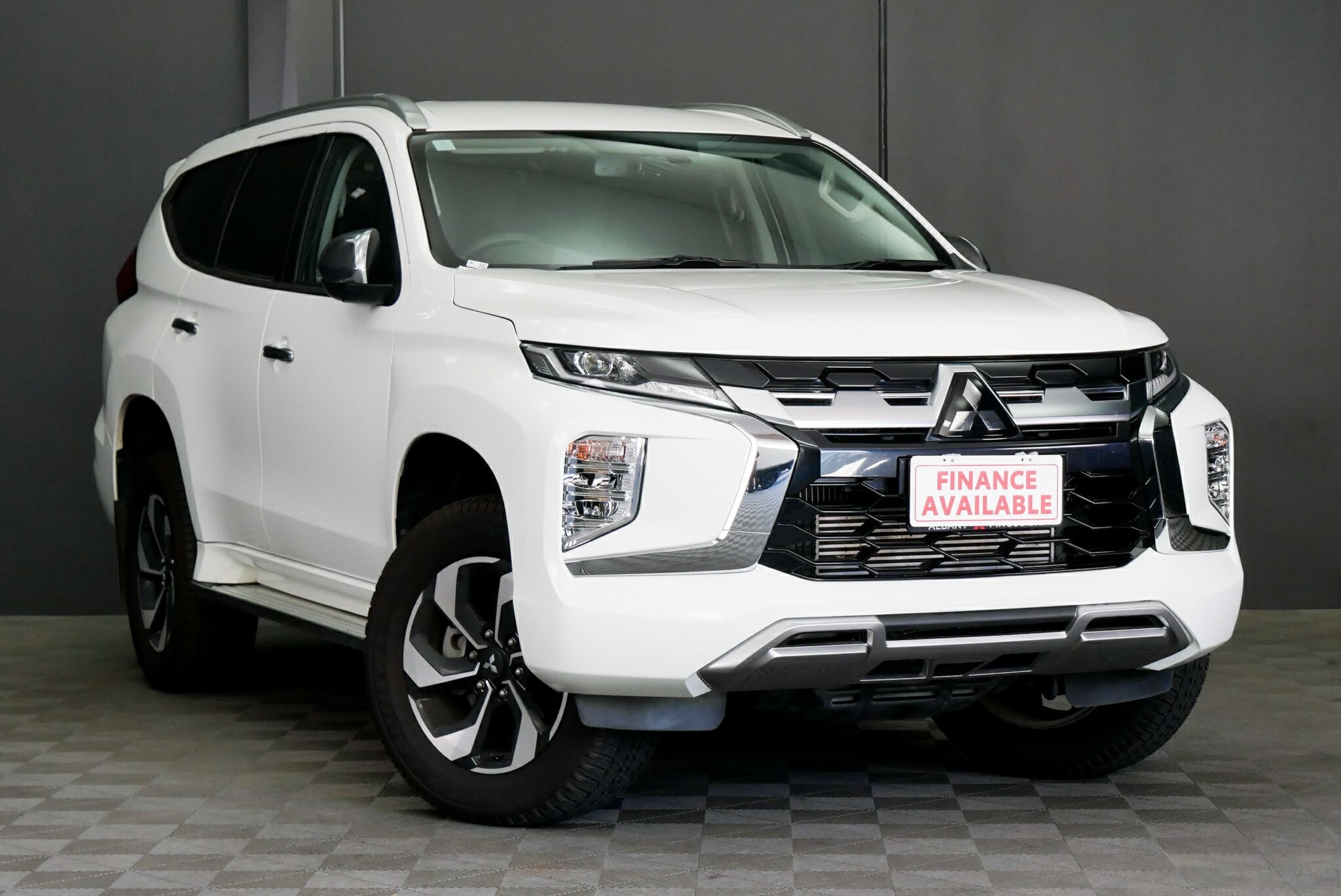 Mitsubishi Pajero Sport image 1