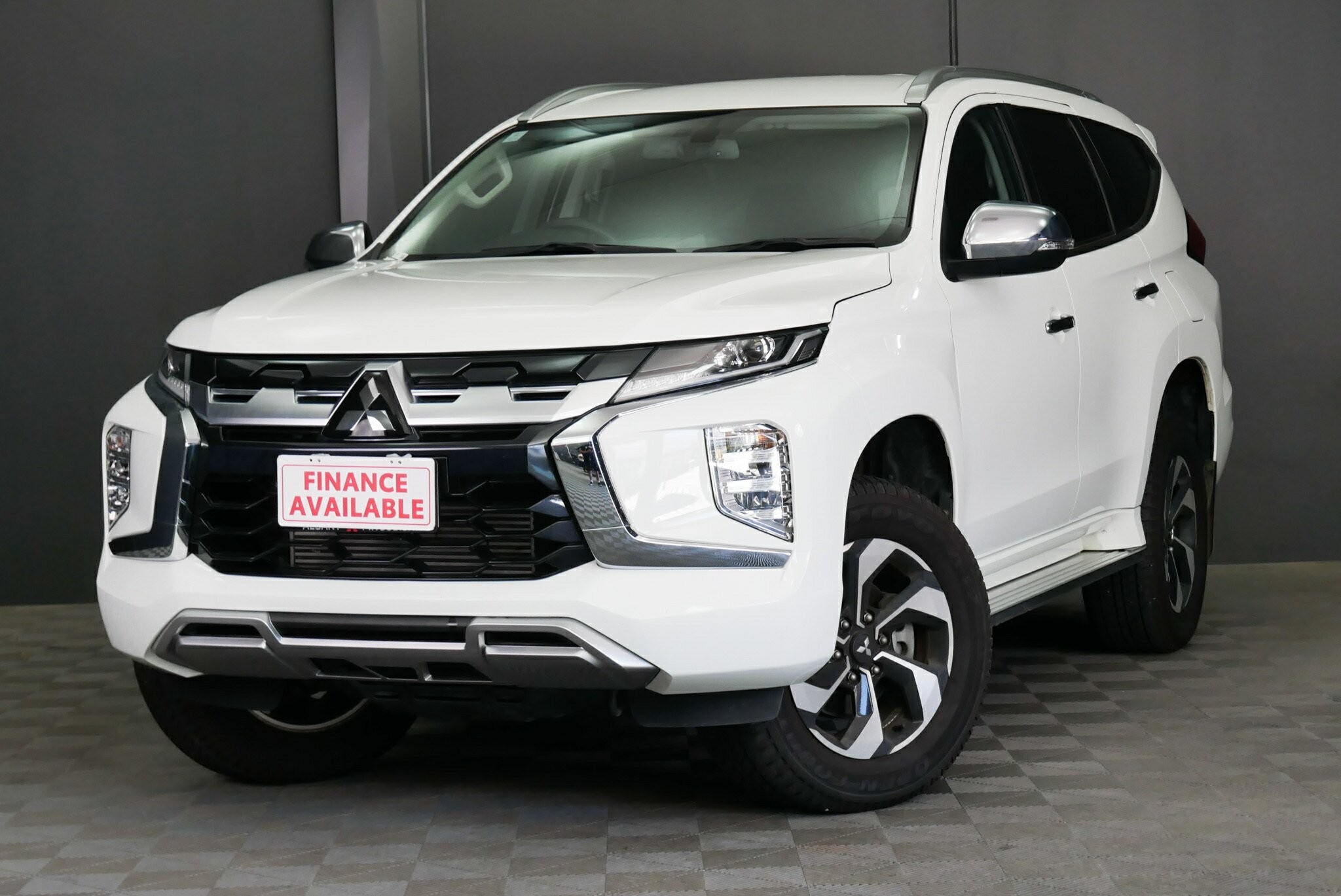 Mitsubishi Pajero Sport image 3