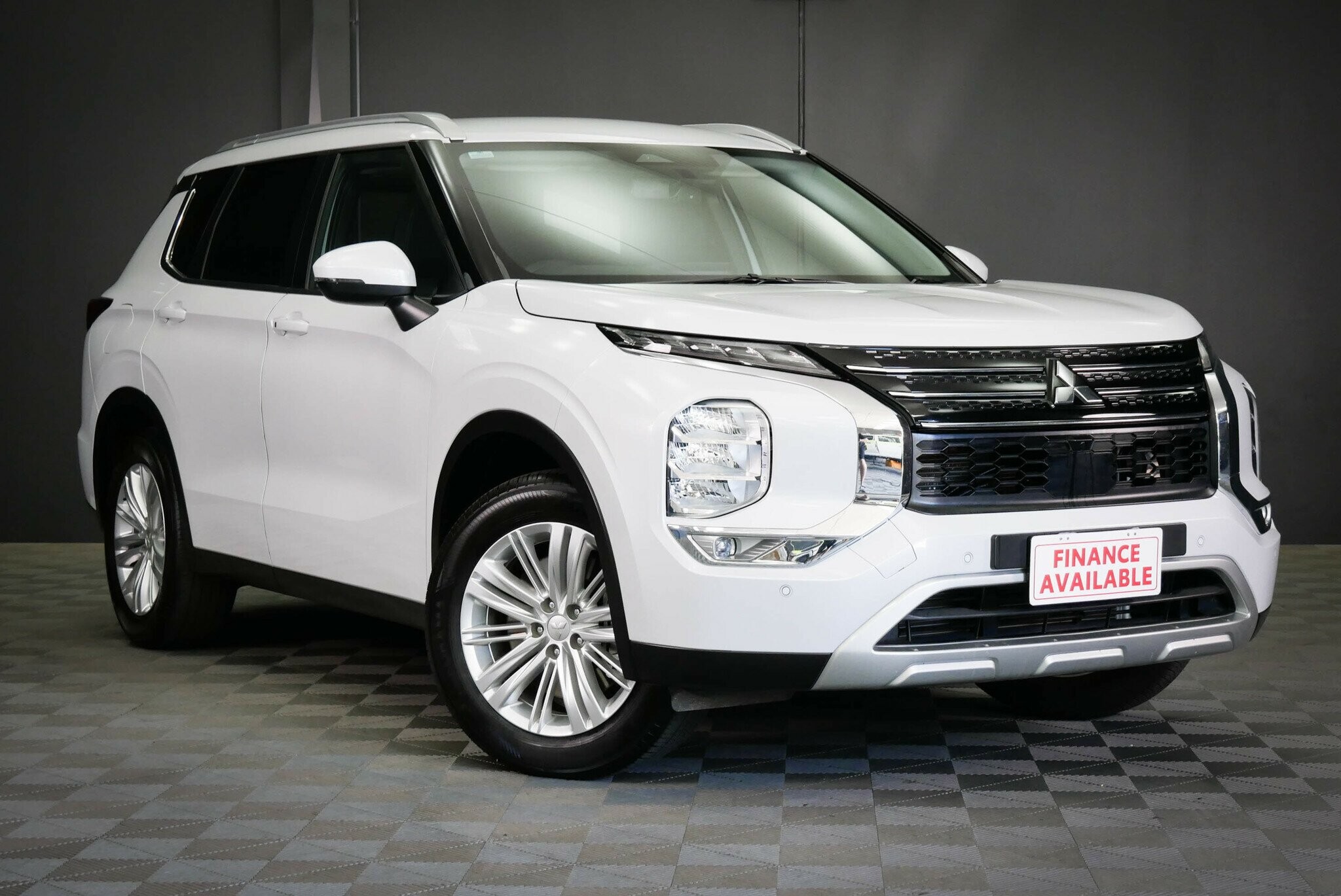 Mitsubishi Outlander image 1