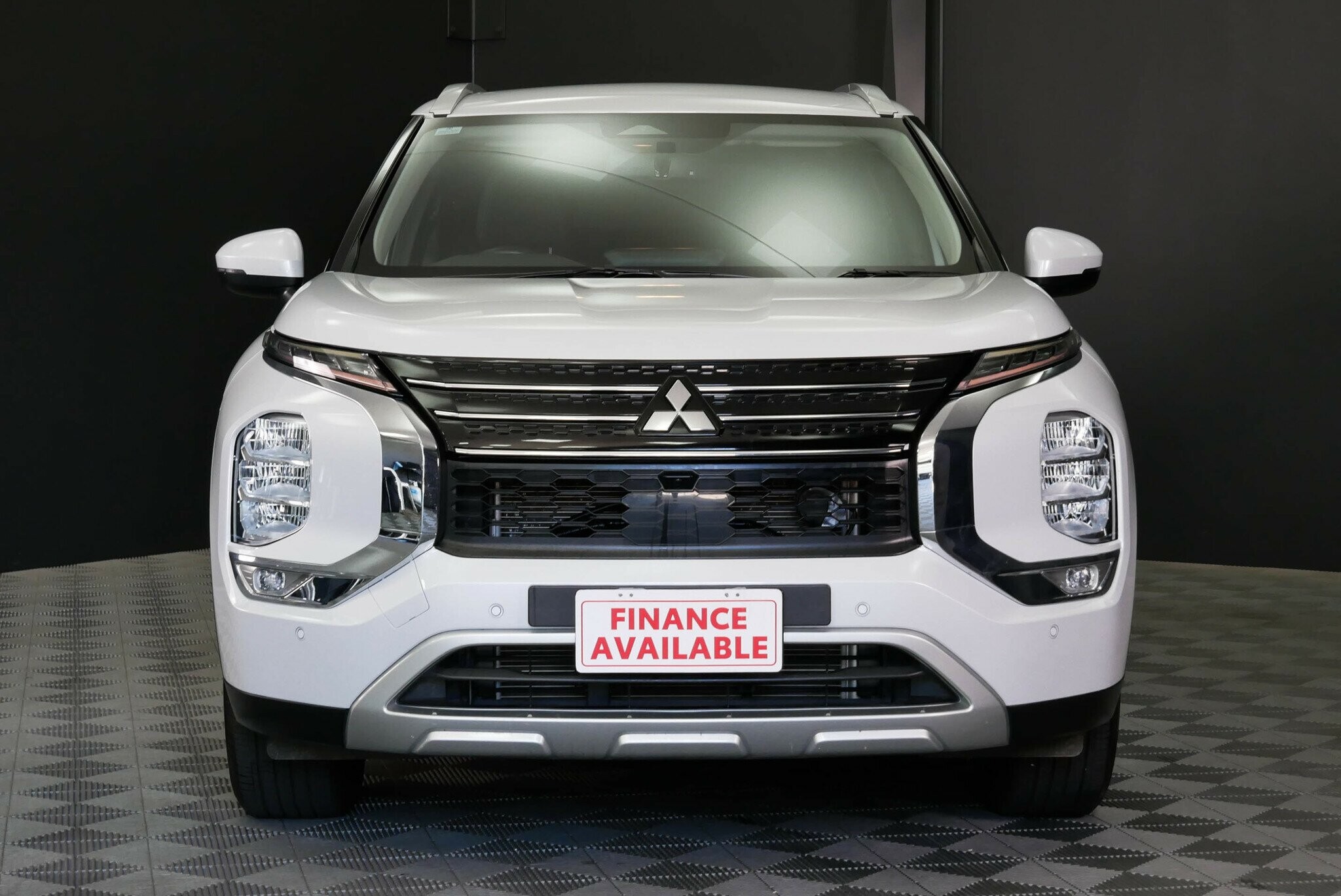 Mitsubishi Outlander image 2