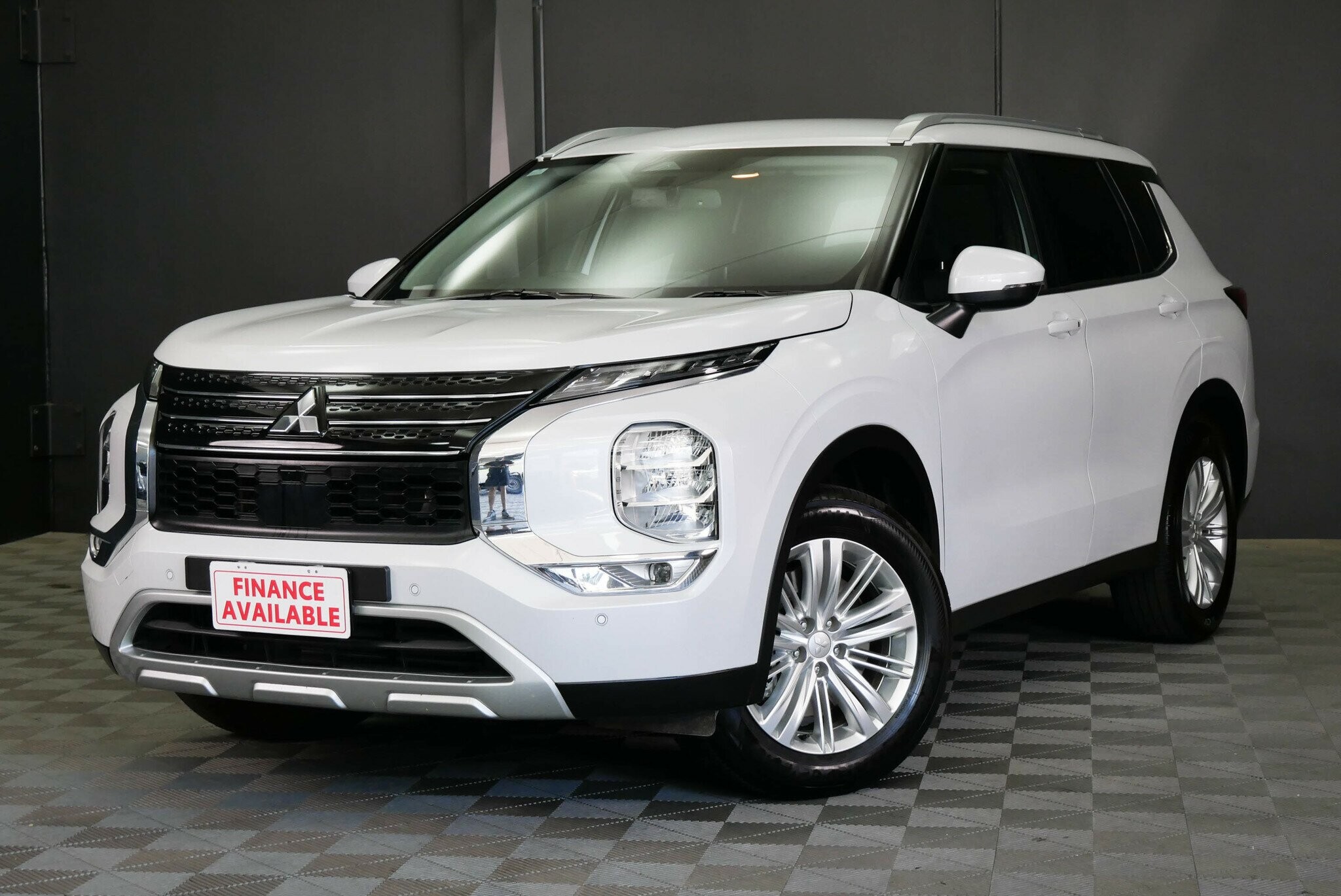 Mitsubishi Outlander image 3