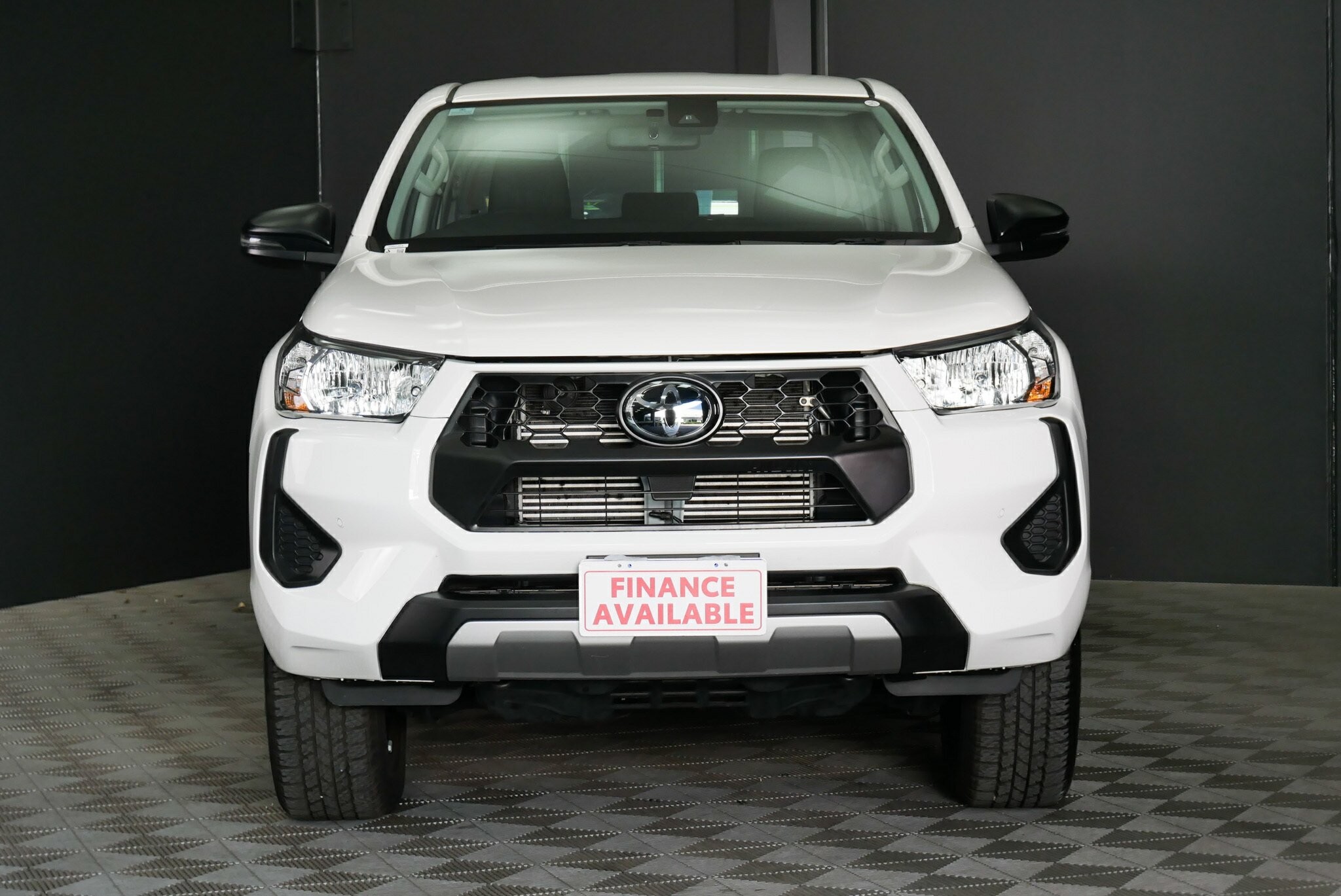 Toyota Hilux image 2