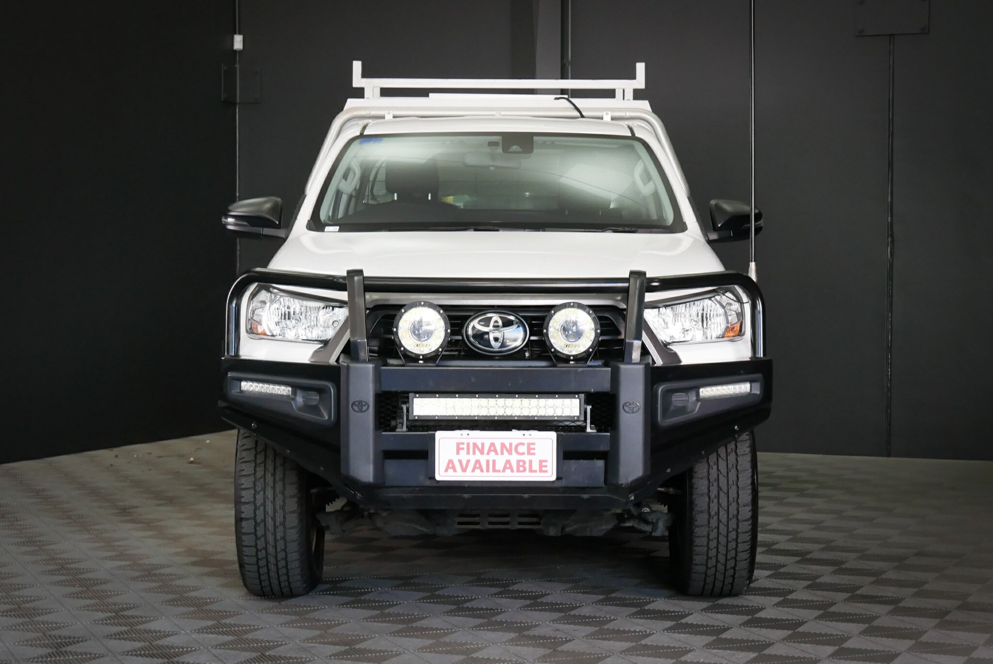 Toyota Hilux image 2