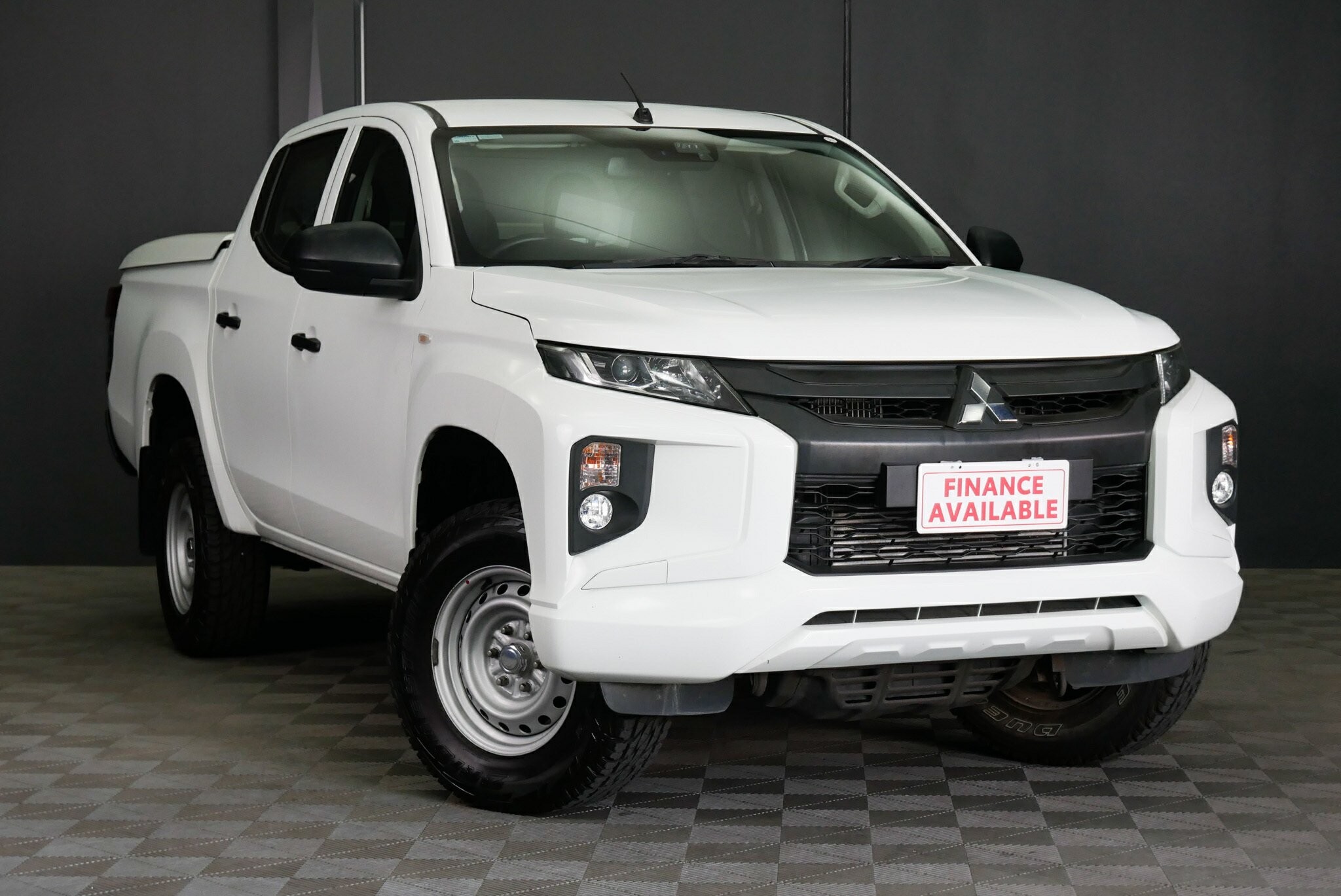 Mitsubishi Triton image 1
