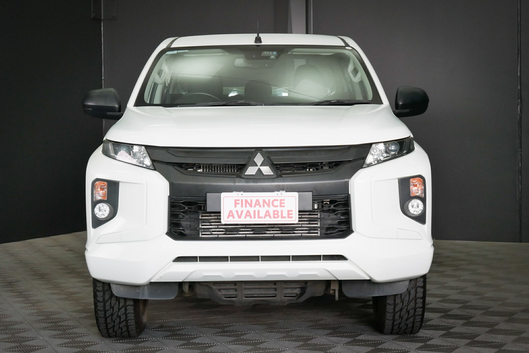 Mitsubishi Triton image 2