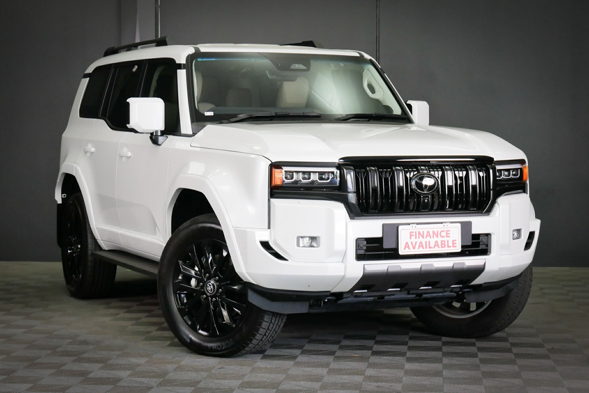 Toyota Landcruiser Prado image 1
