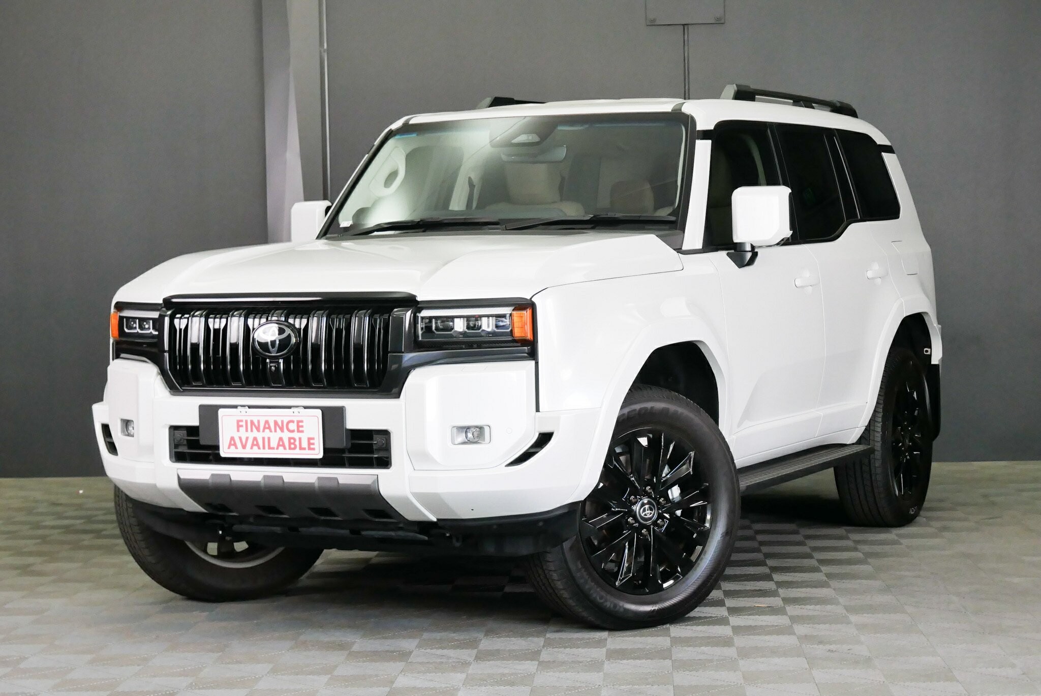 Toyota Landcruiser Prado image 3