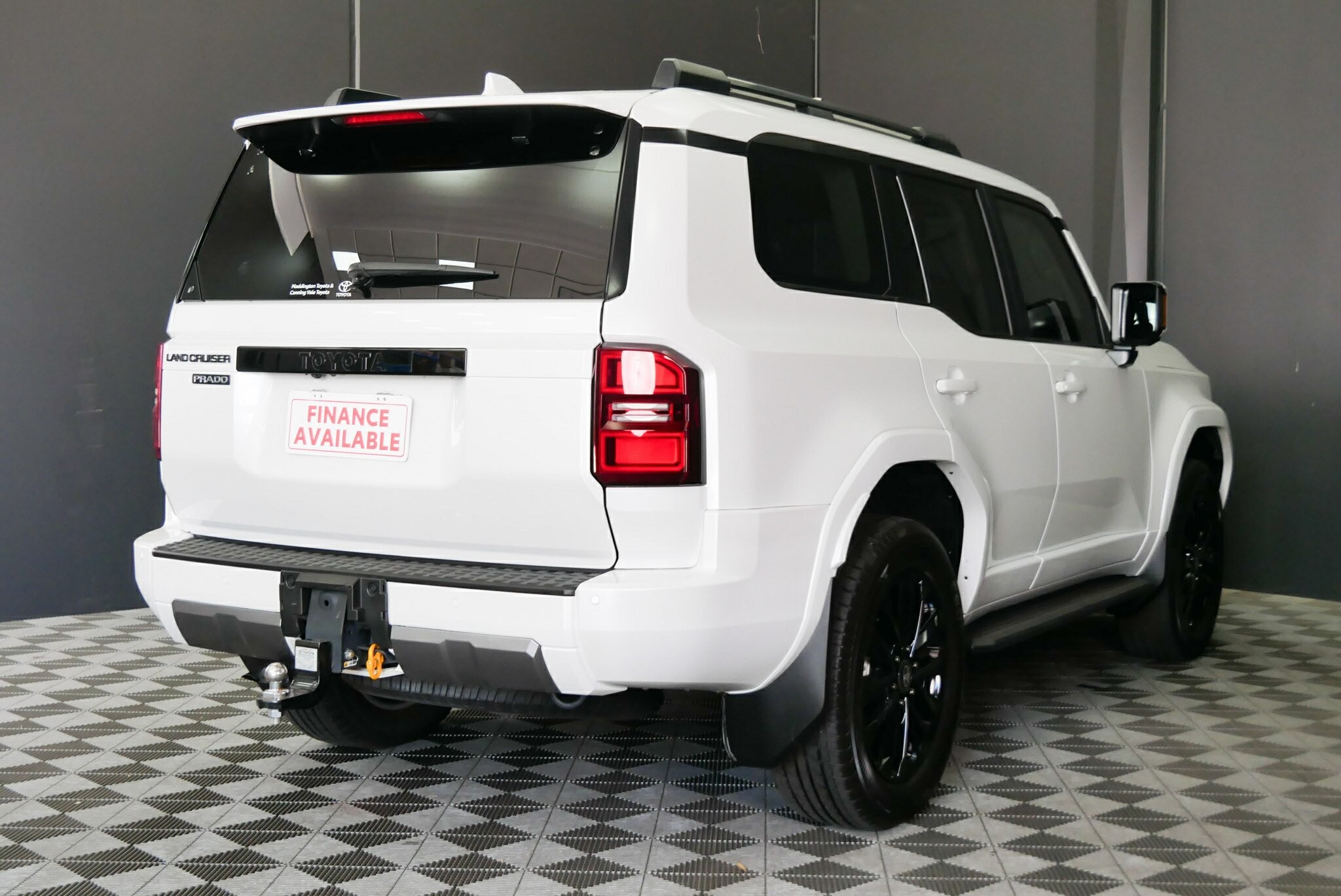 Toyota Landcruiser Prado image 4