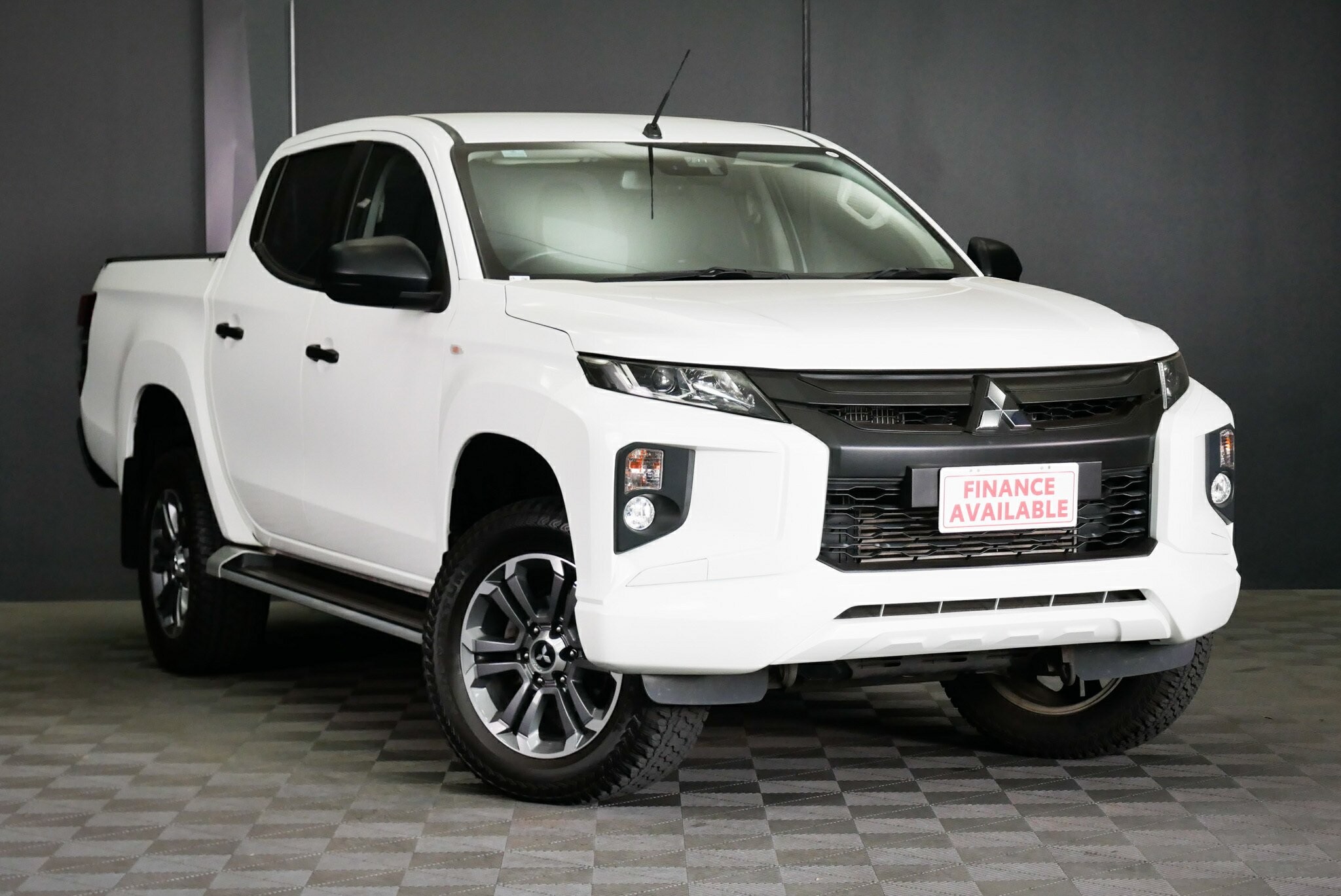 Mitsubishi Triton image 1
