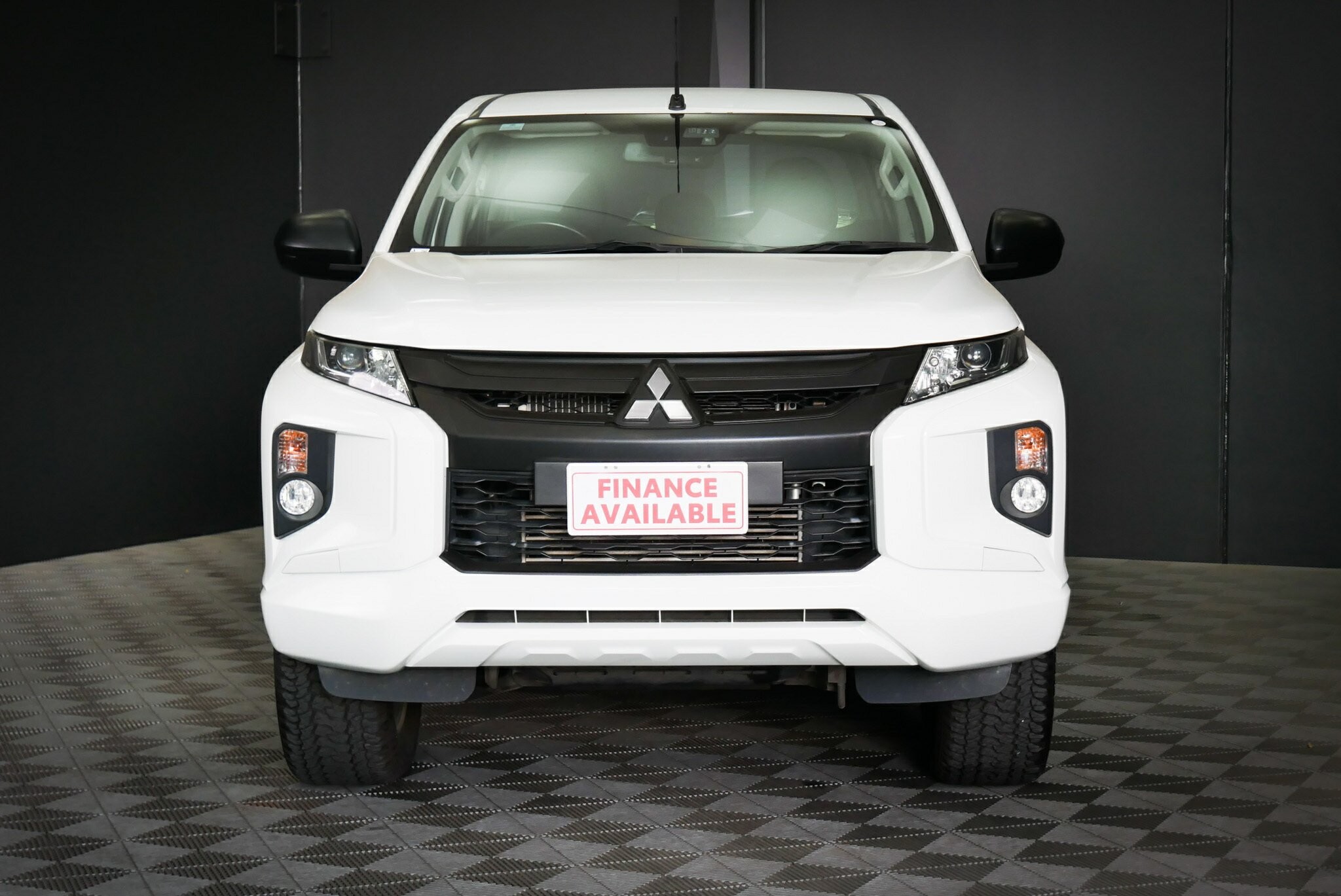 Mitsubishi Triton image 2