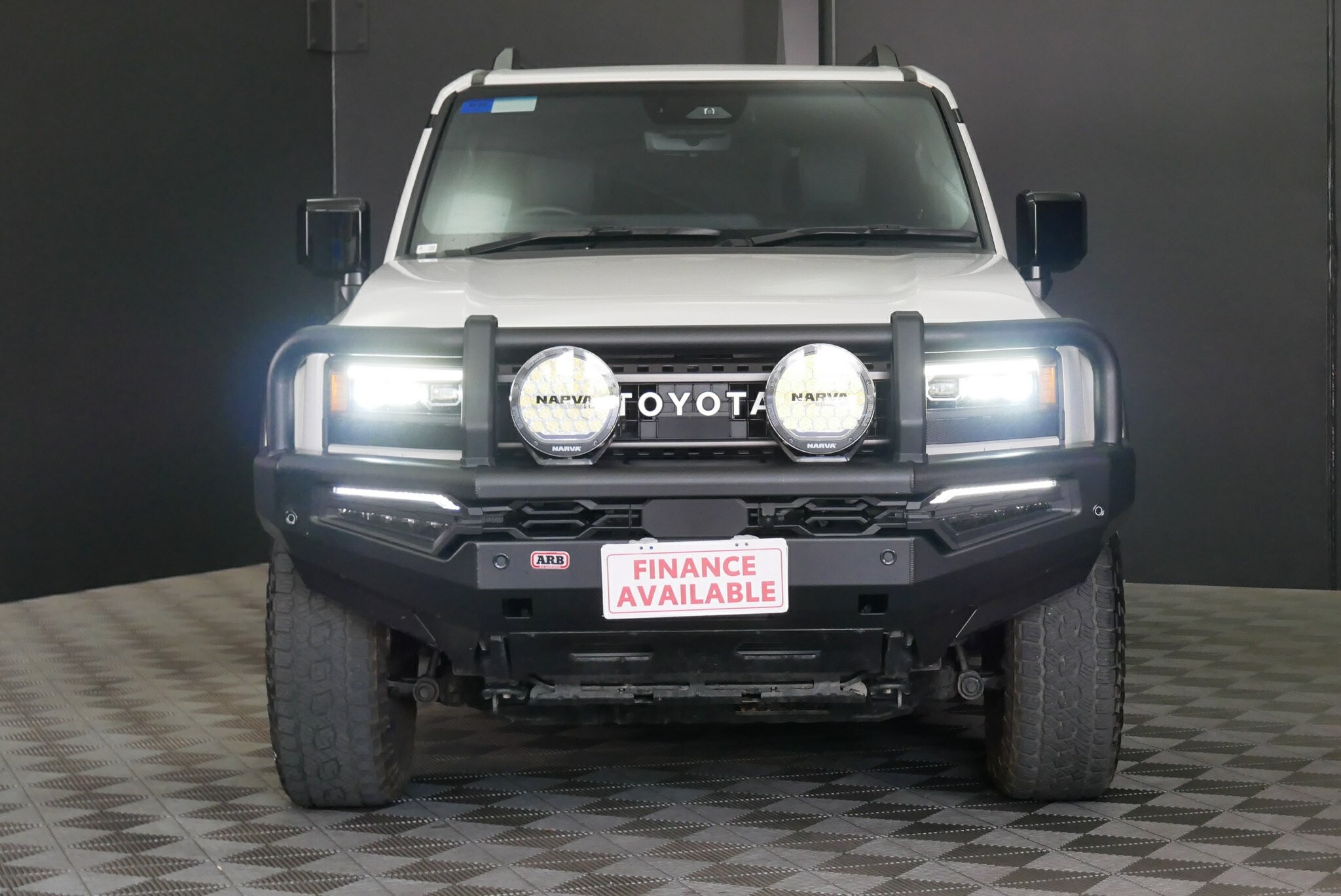 Toyota Landcruiser Prado image 2