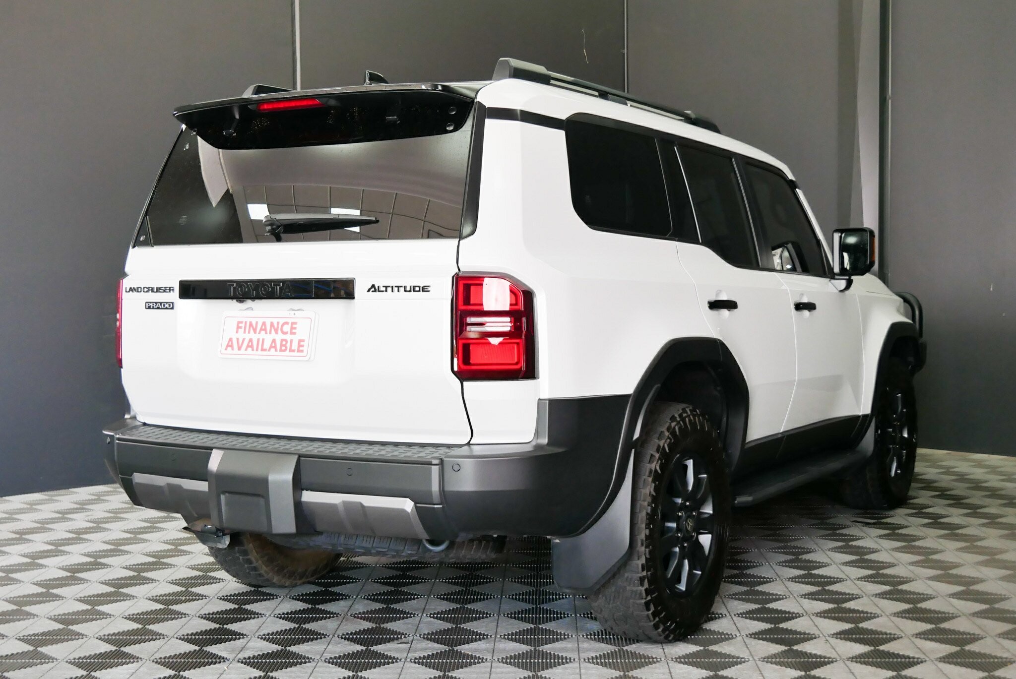 Toyota Landcruiser Prado image 4