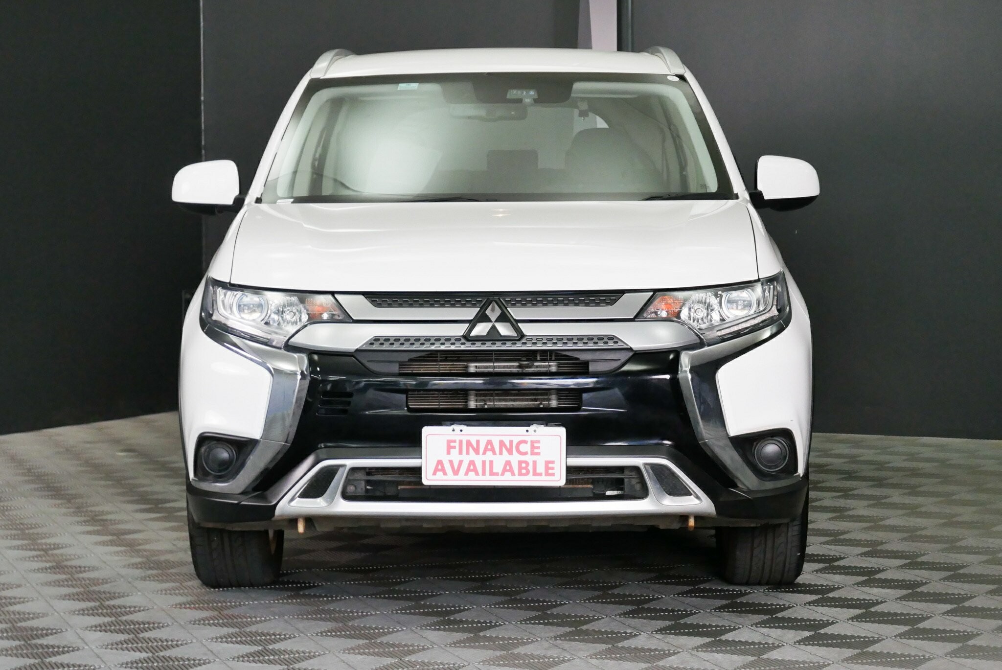 Mitsubishi Outlander image 2