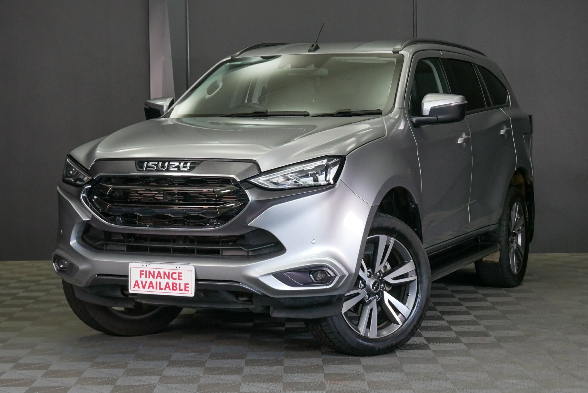 Isuzu Mu-x image 3
