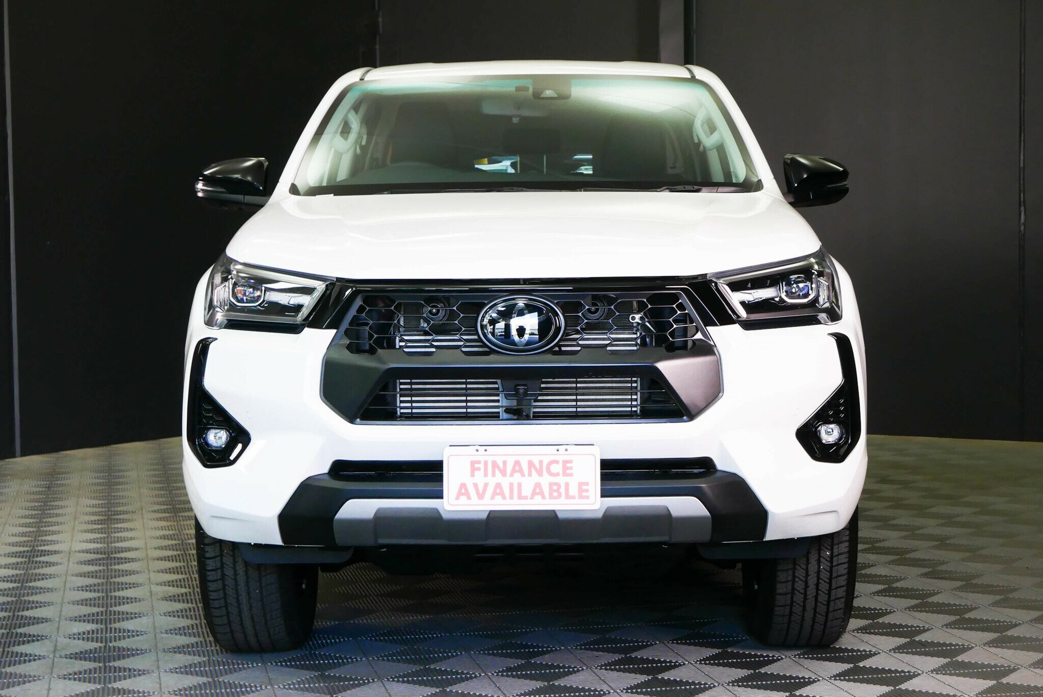 Toyota Hilux image 2