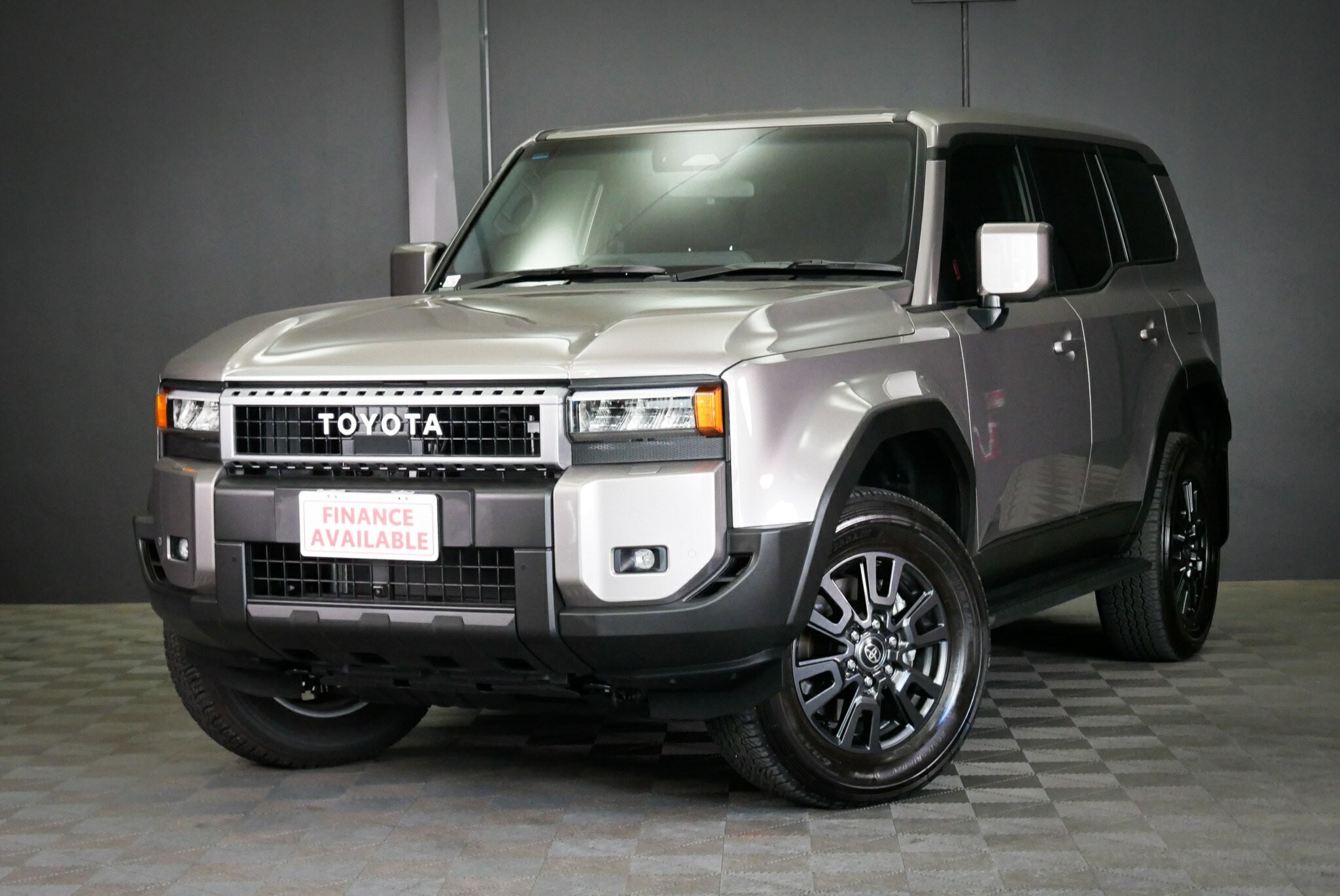 Toyota Landcruiser Prado image 3