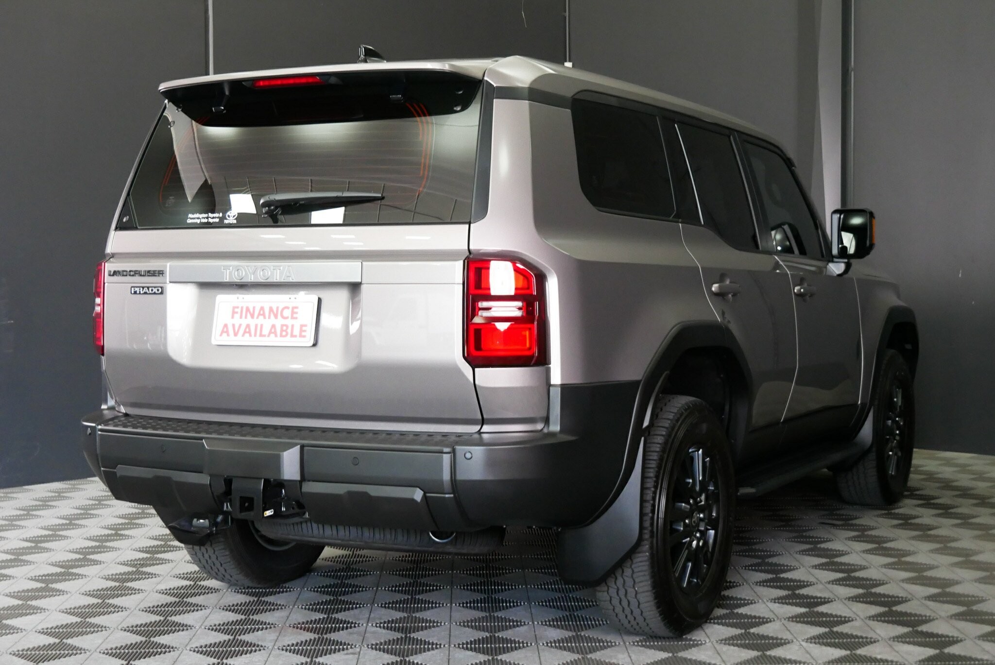 Toyota Landcruiser Prado image 4