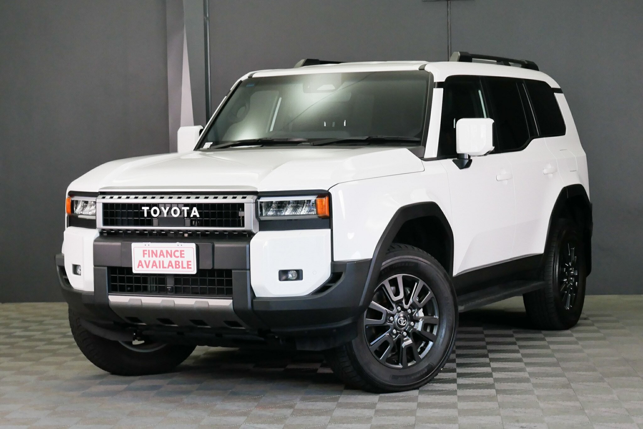 Toyota Landcruiser Prado image 3