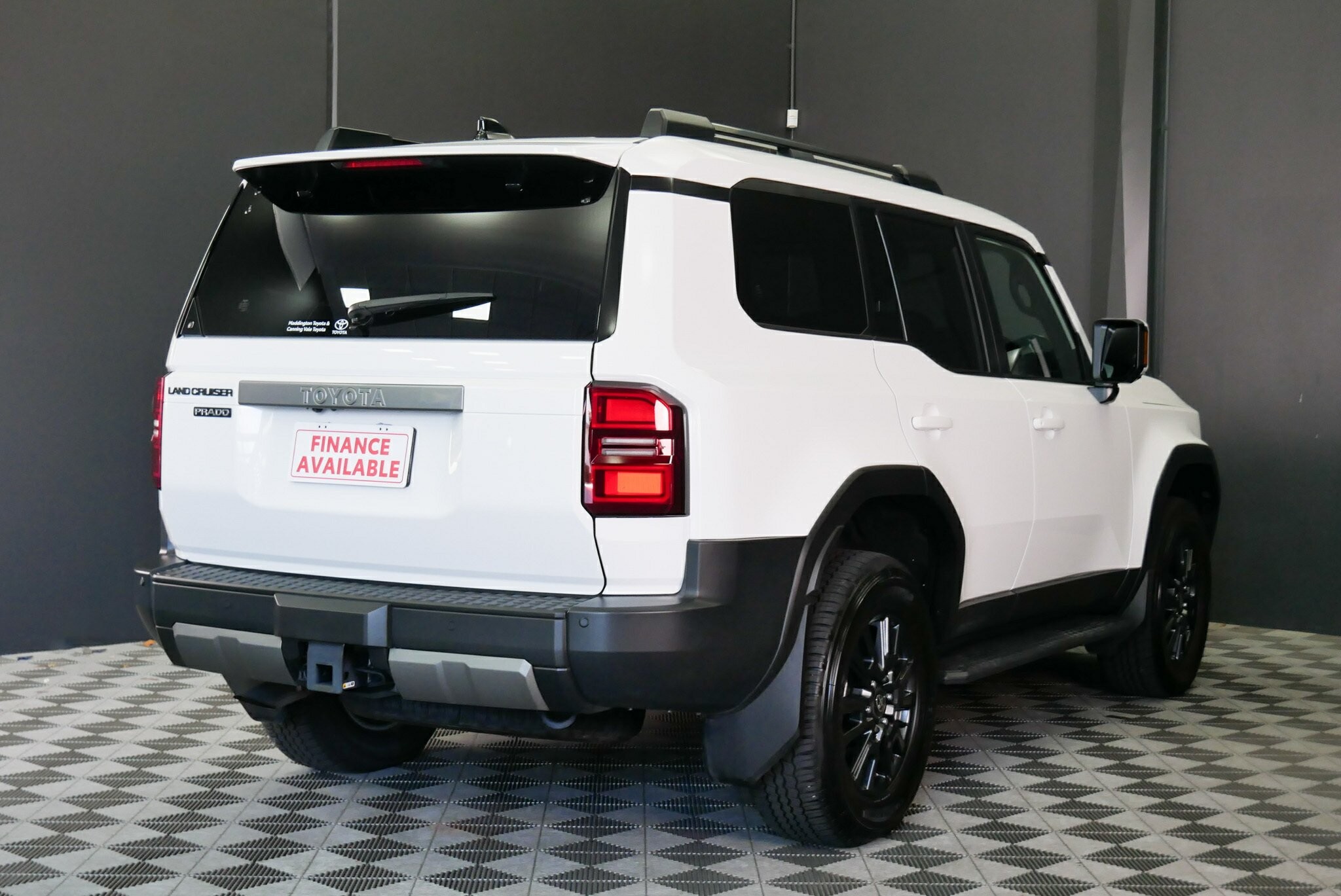 Toyota Landcruiser Prado image 4