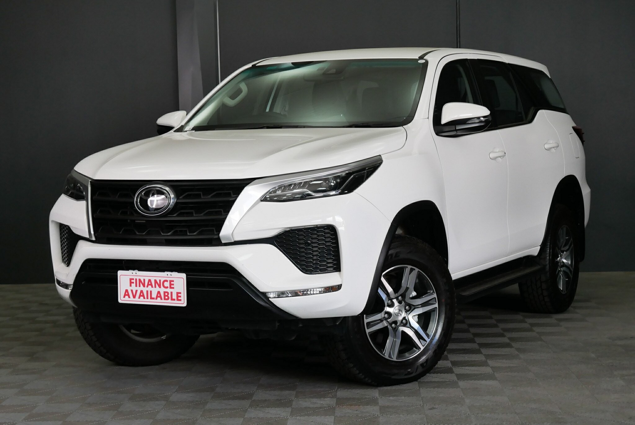 Toyota Fortuner image 3