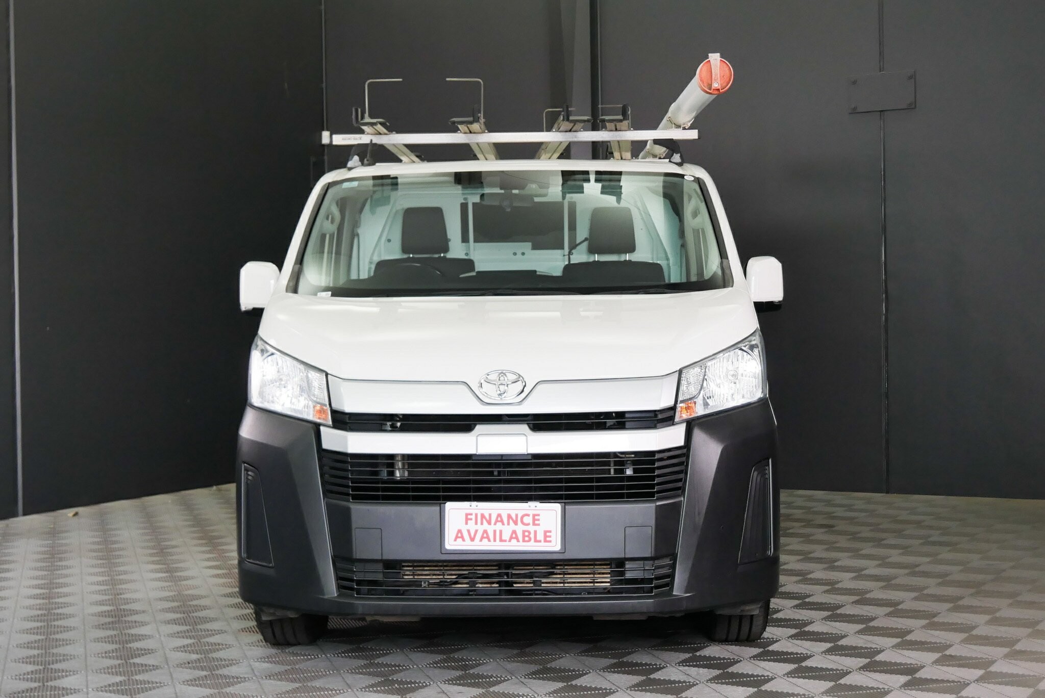 Toyota Hiace image 2