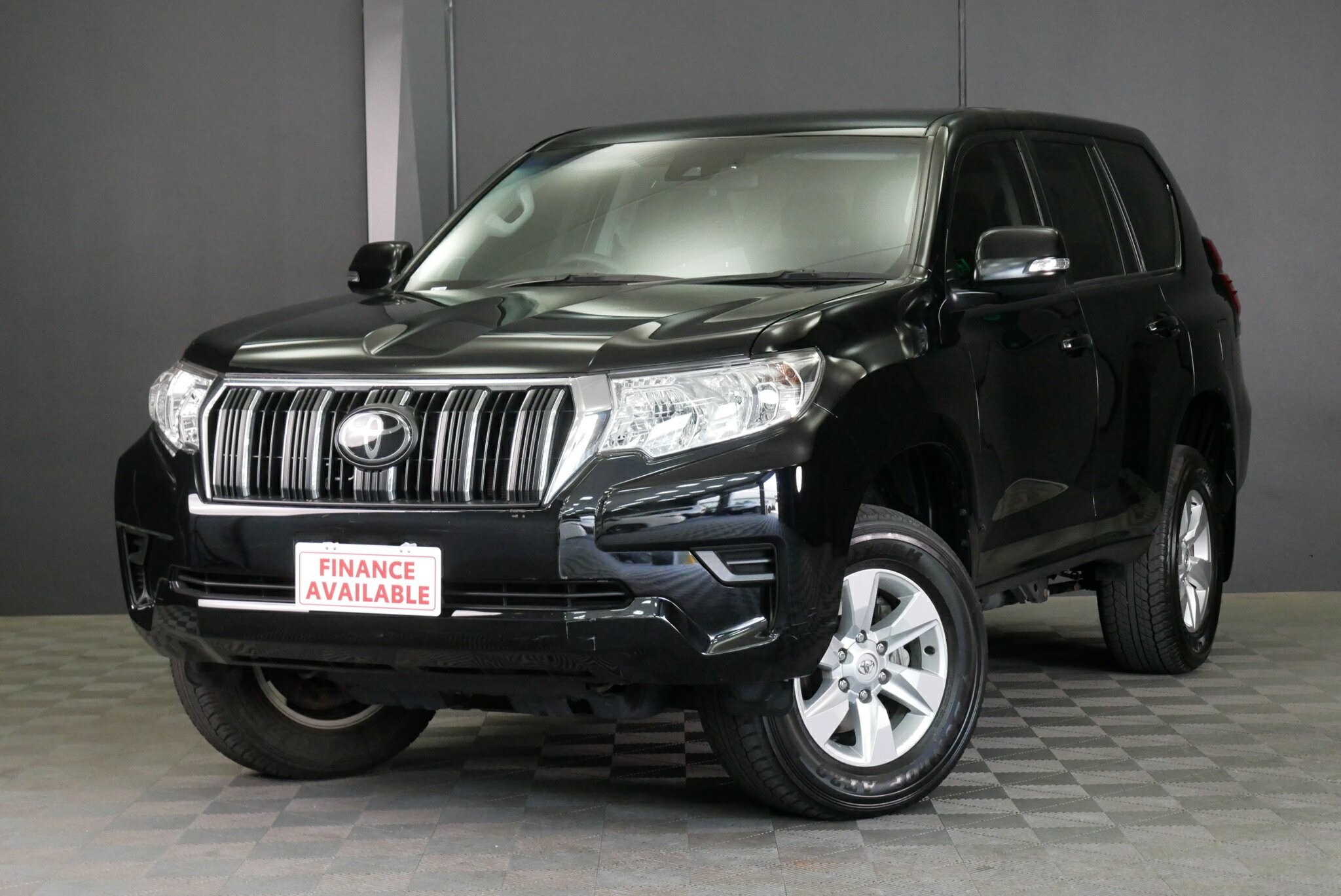 Toyota Landcruiser Prado image 2