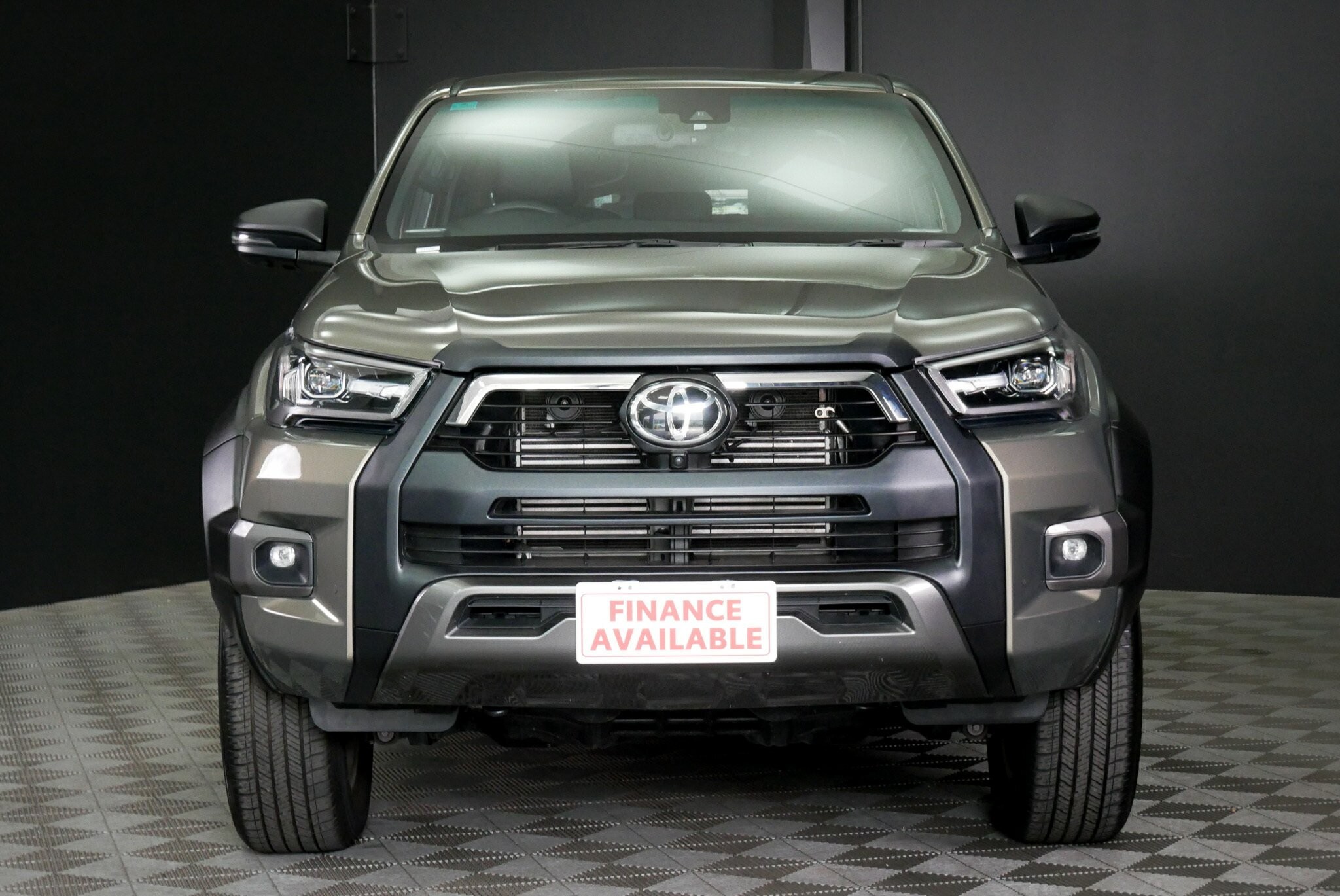 Toyota Hilux image 2