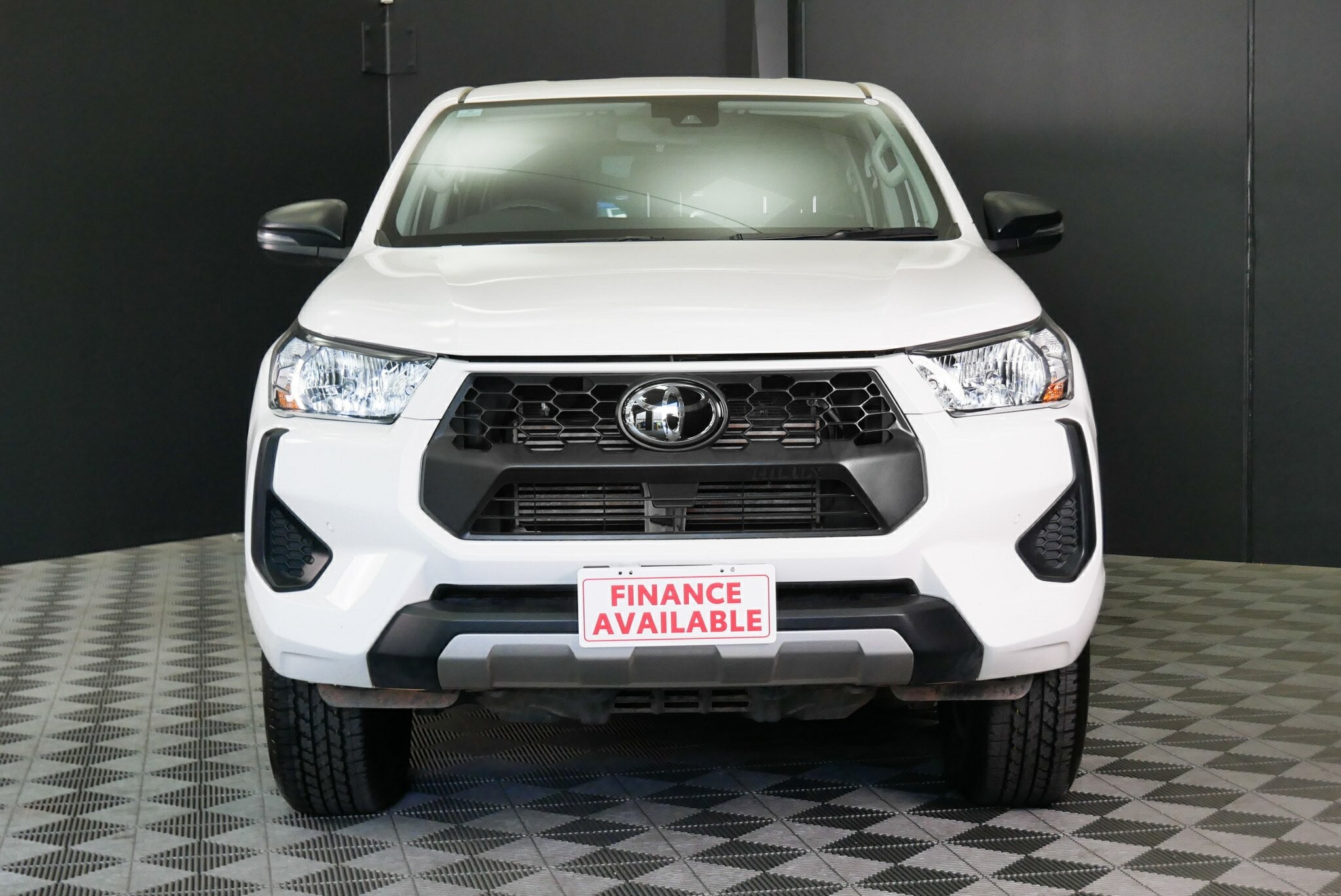 Toyota Hilux image 2