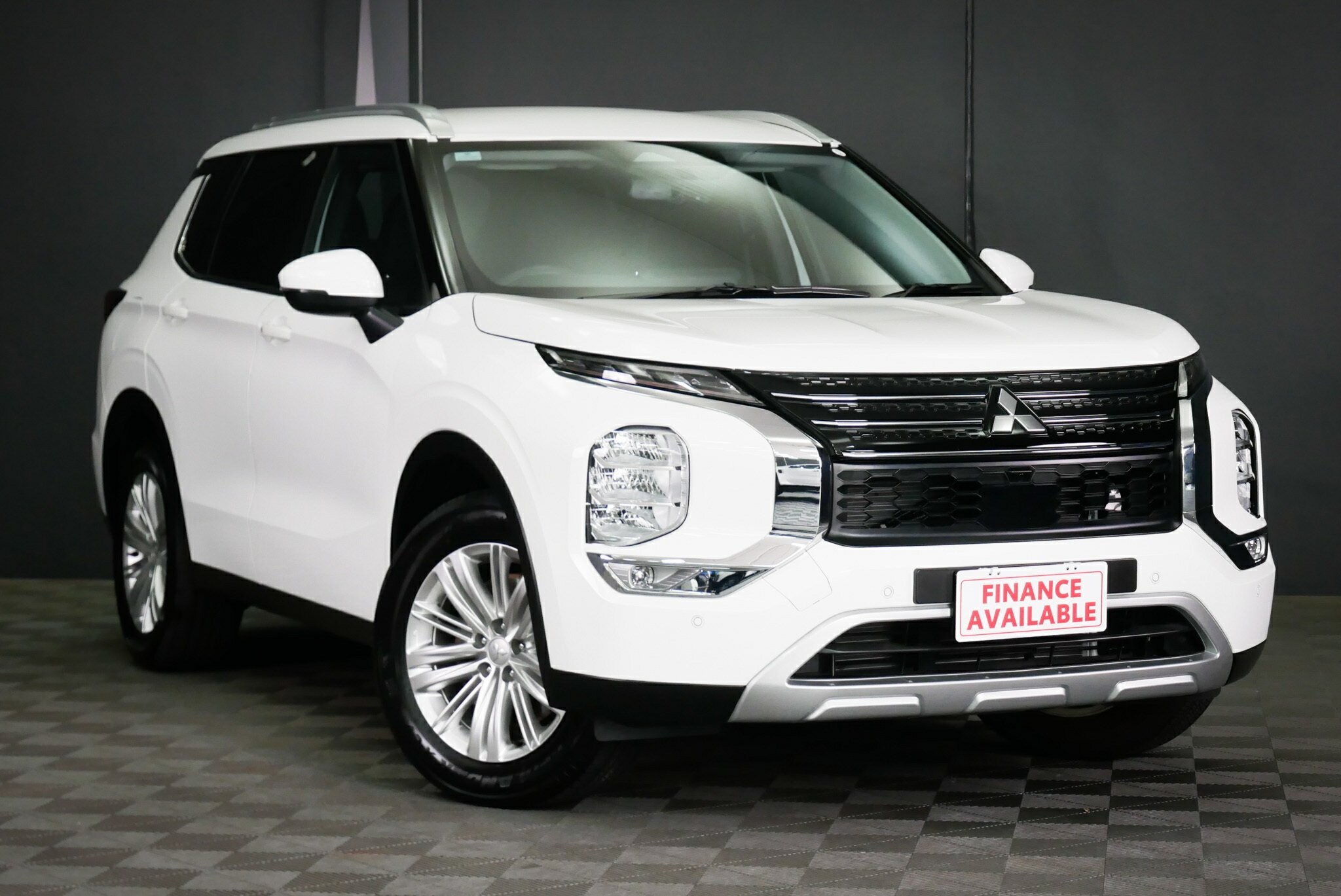 Mitsubishi Outlander image 1