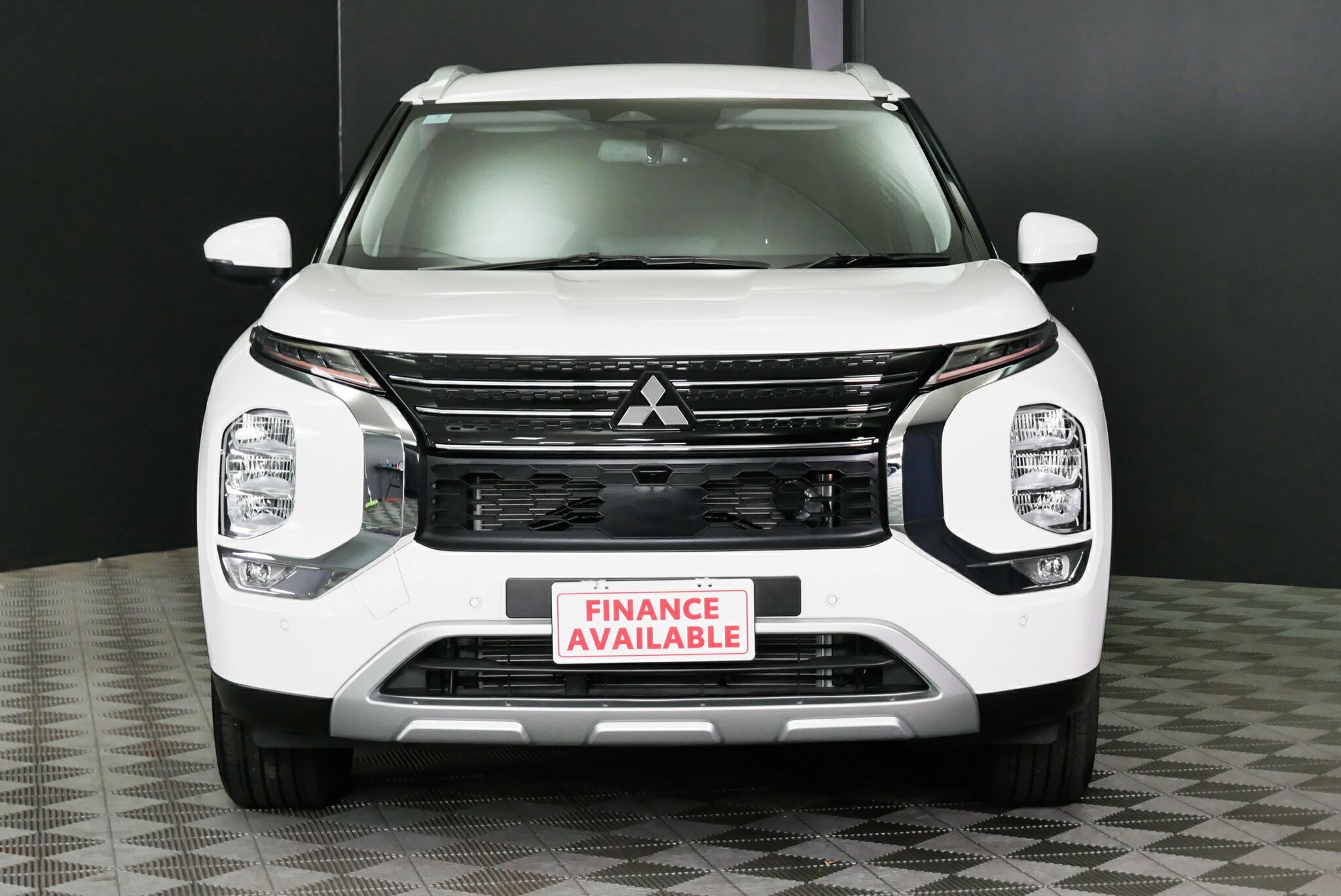 Mitsubishi Outlander image 2