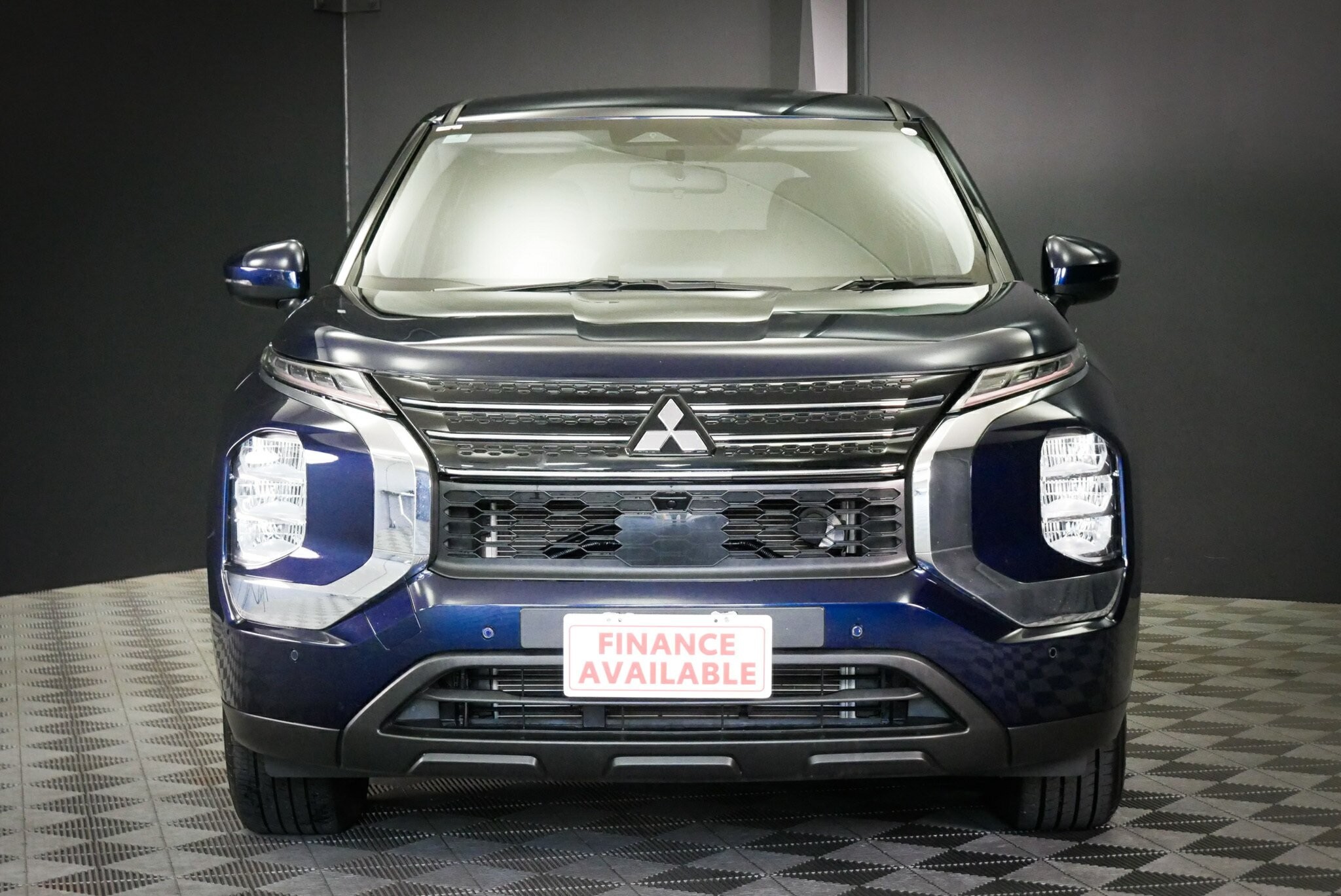 Mitsubishi Outlander image 2