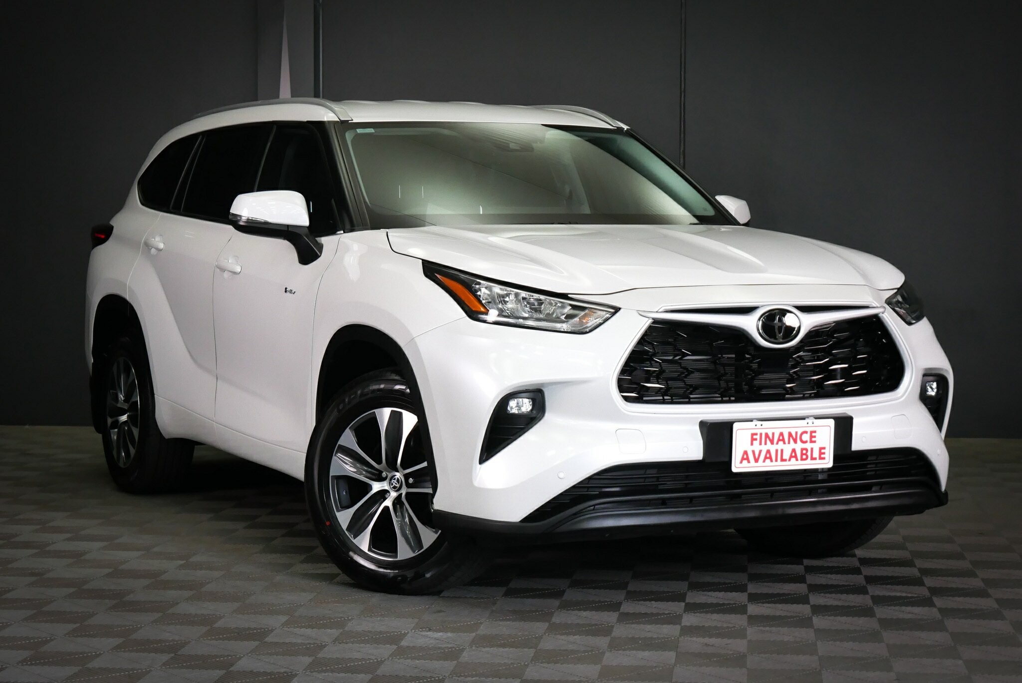 Toyota Kluger image 1