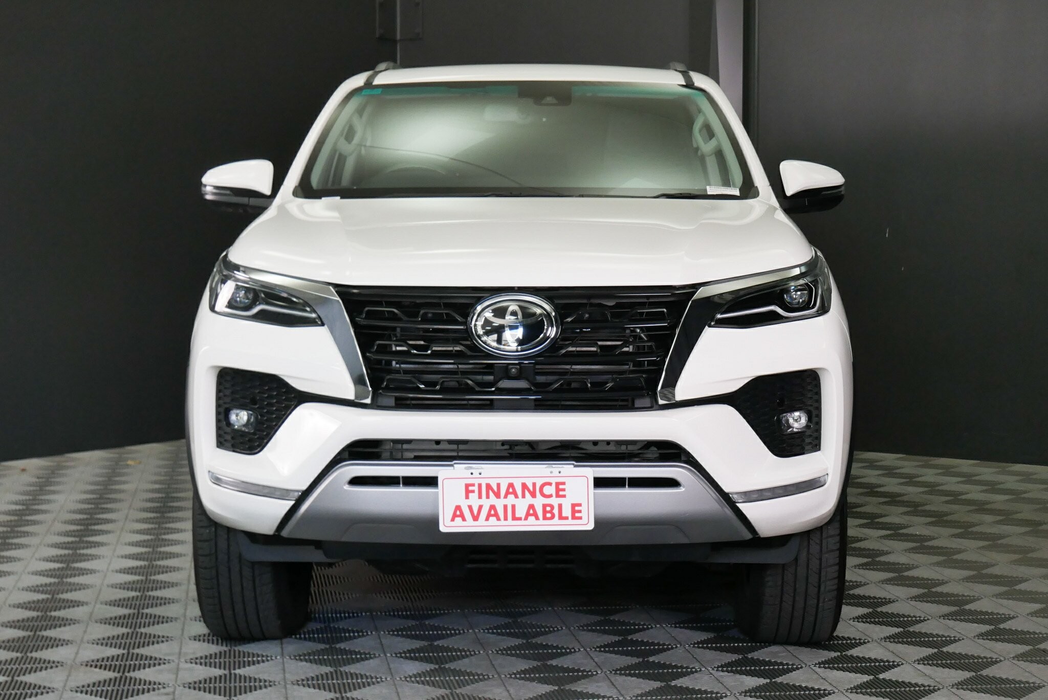 Toyota Fortuner image 2