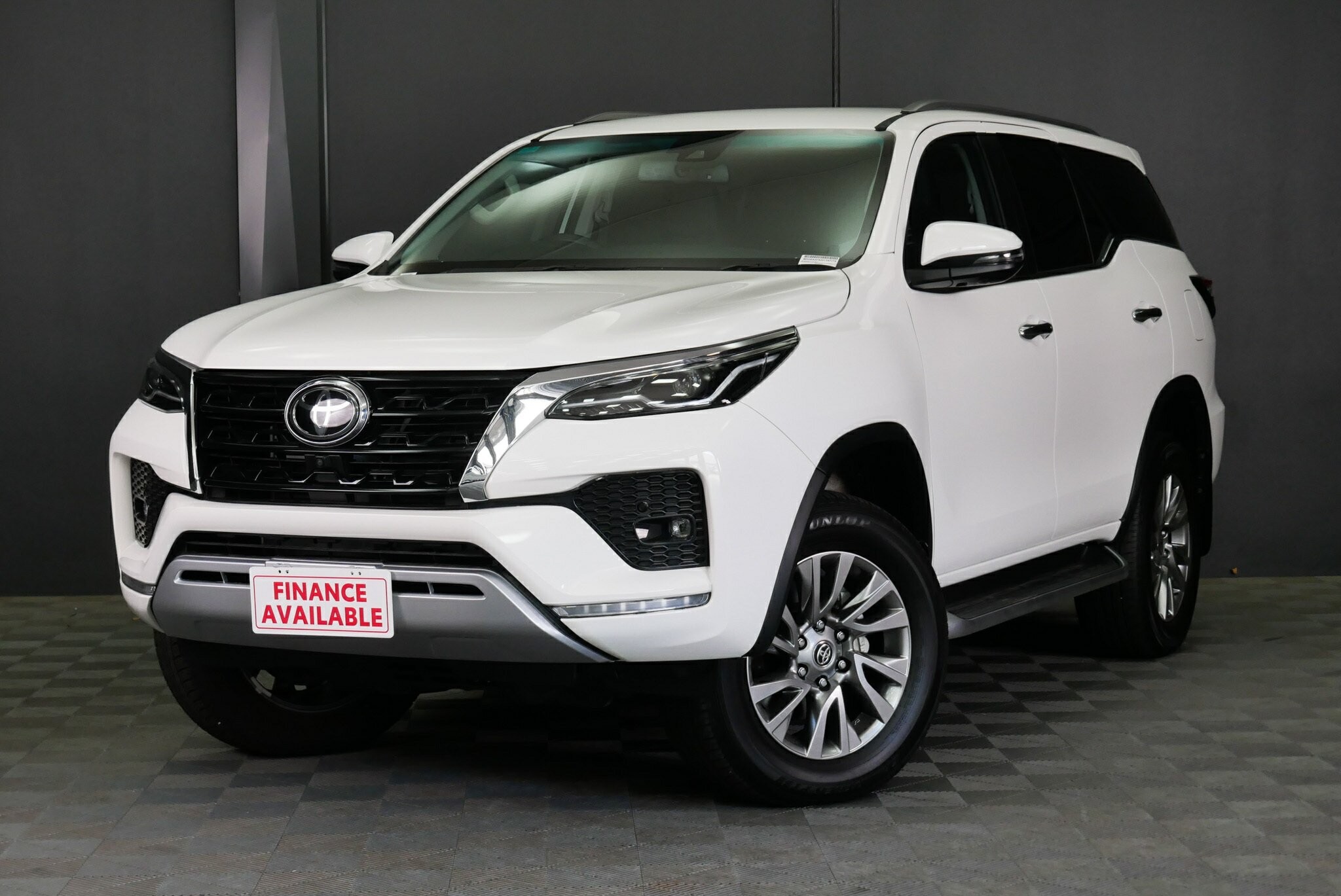 Toyota Fortuner image 3